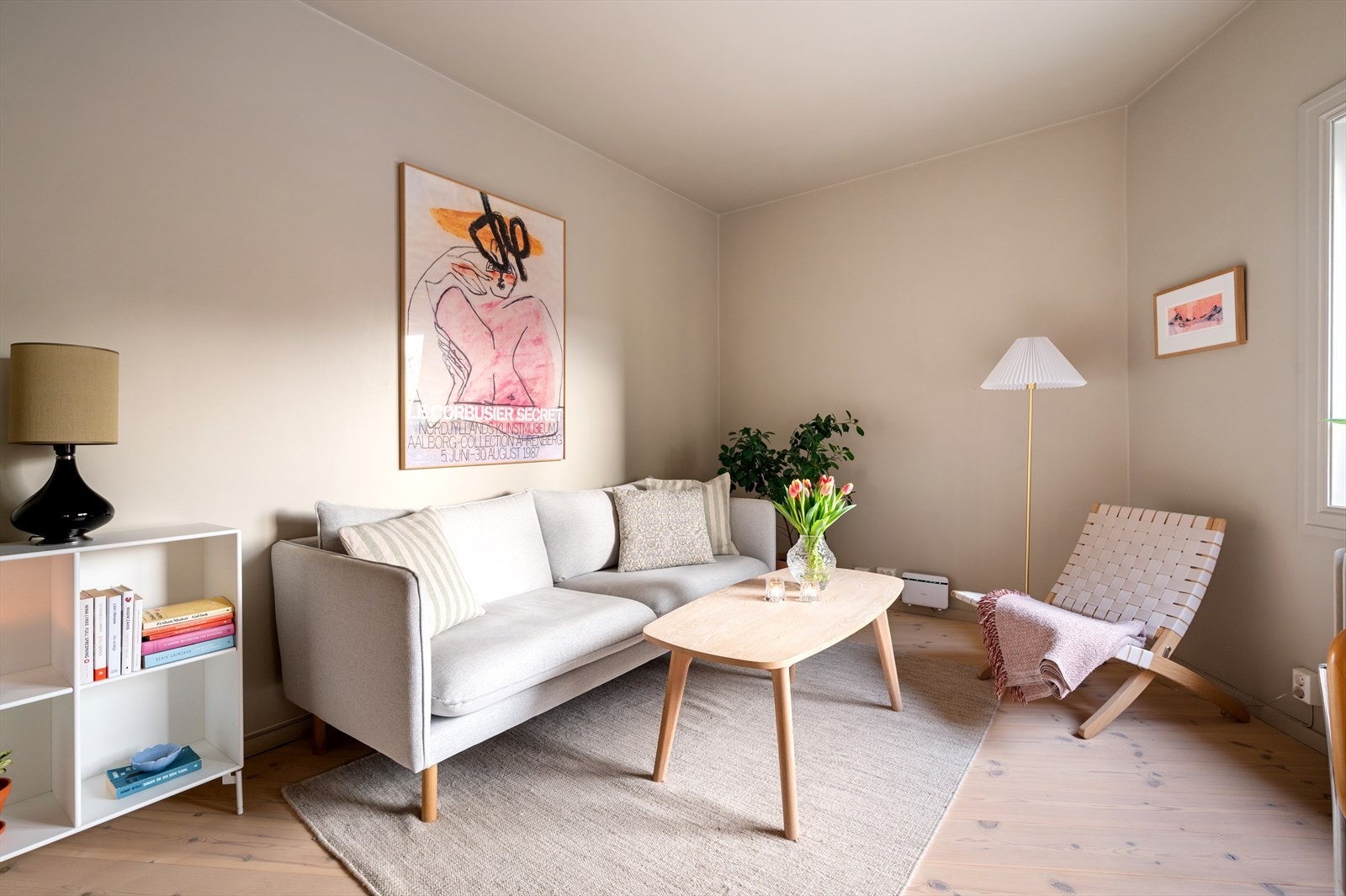 En naturlig sone for både sofakrok og TV-plassering, noe som gjør det enkelt å skape en harmonisk og funksjonell stueløsning. Galleribilde