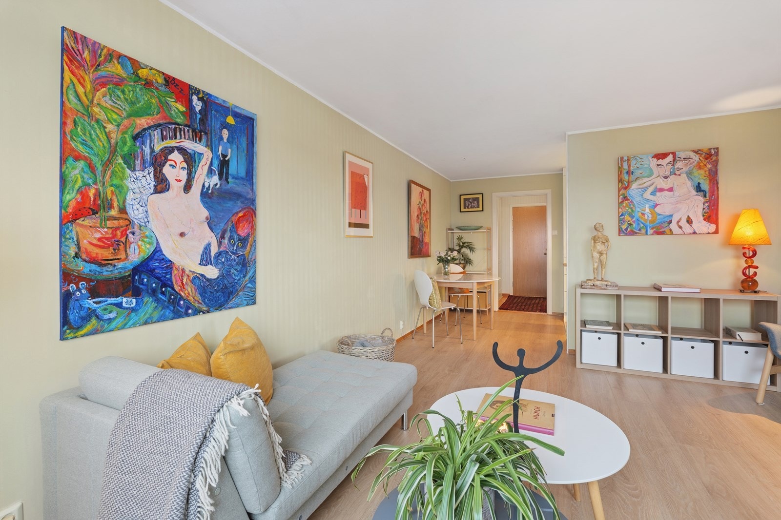 Det er rikelig med veggplass for bilder og møbler - alt er inkludert i husleie, bl.a. vaktmestertjenester, TV/bredbånd, komm.avgifter, renhold, brøyting m.m. Galleribilde