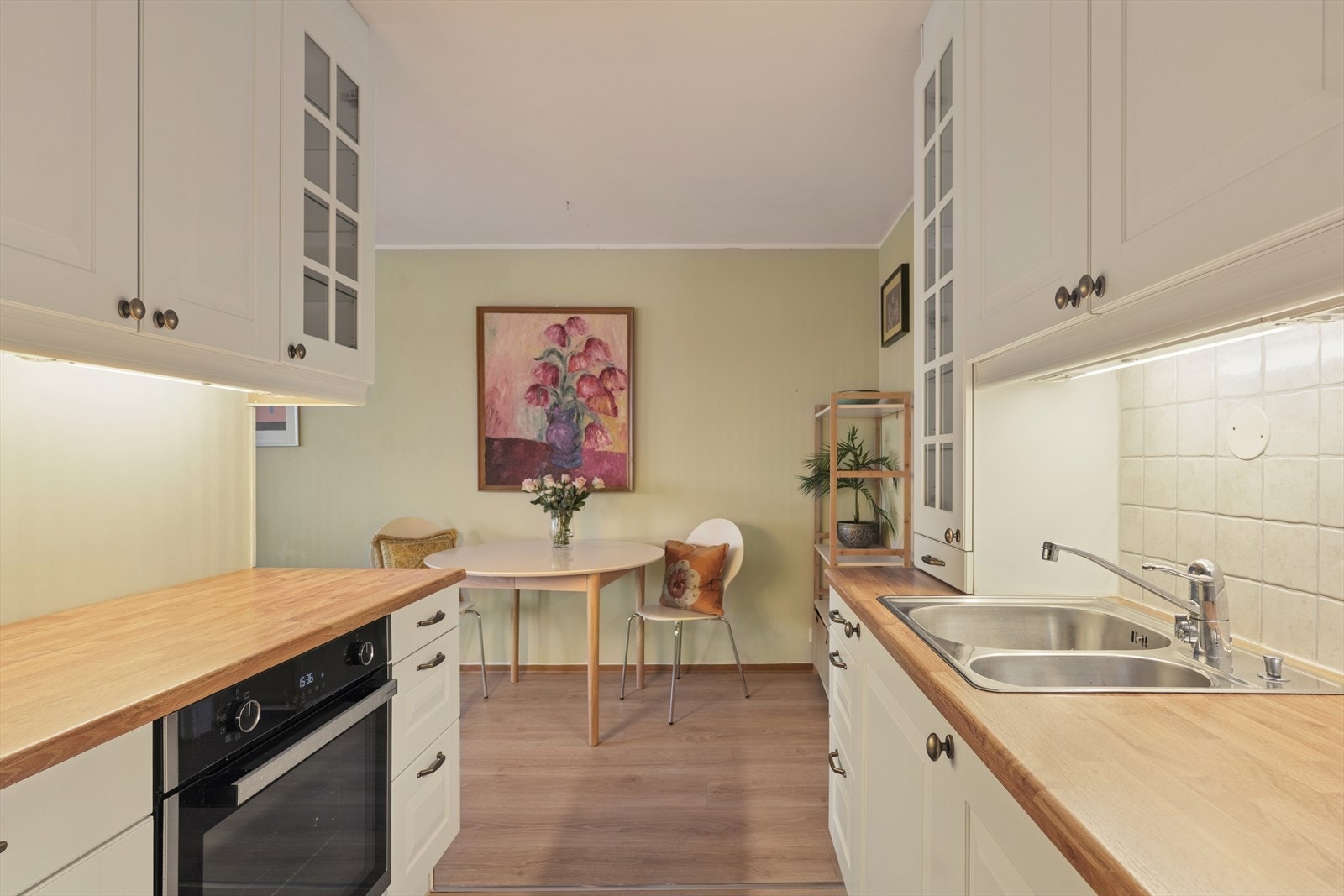 Kjøkkeninnredningen er meget velholdt og levert av Sigdal kjøkken Galleribilde