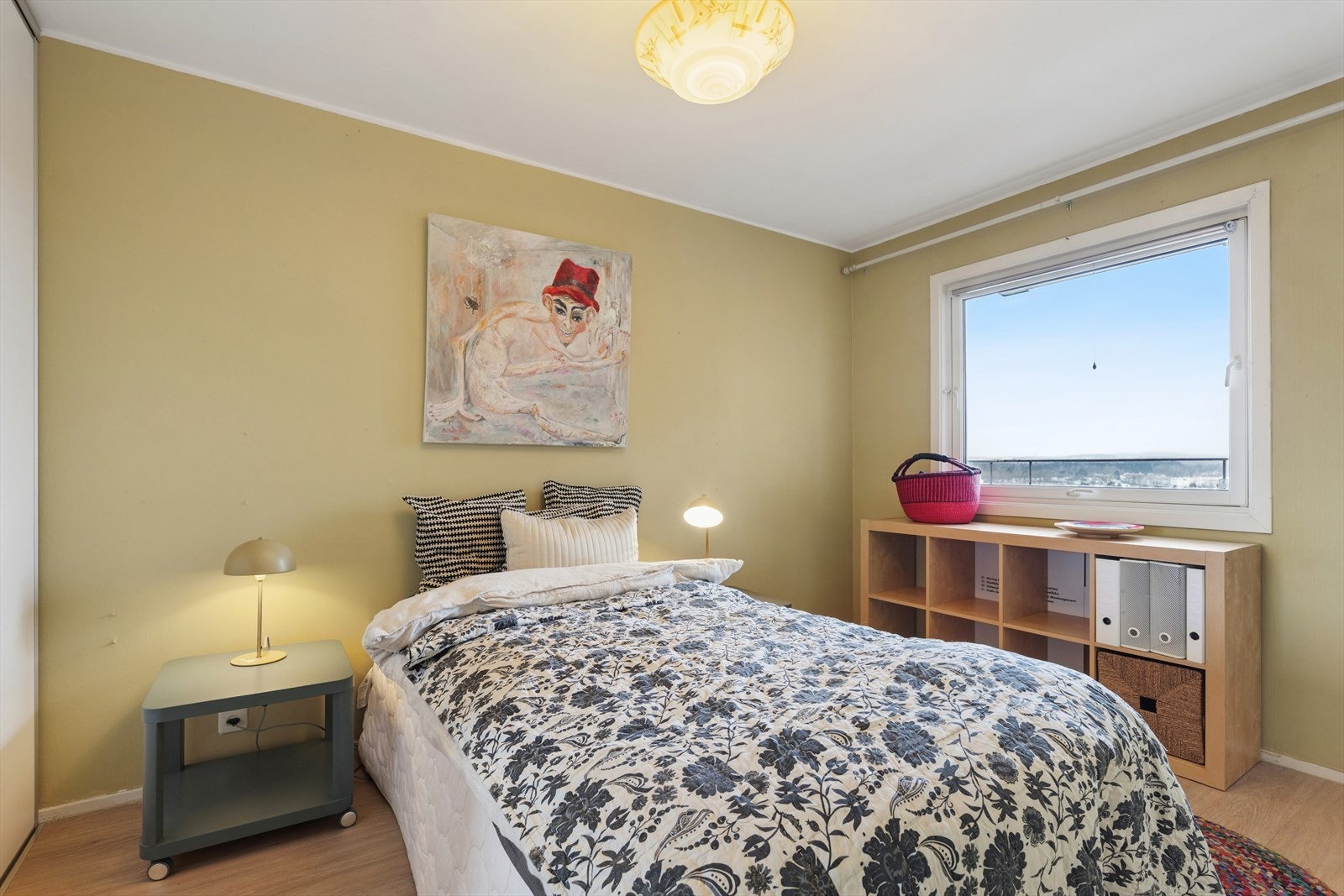 Fra soverommet er det fint utsyn mot naturlandskapet og bebyggelsen - enestående solnedganger! Galleribilde