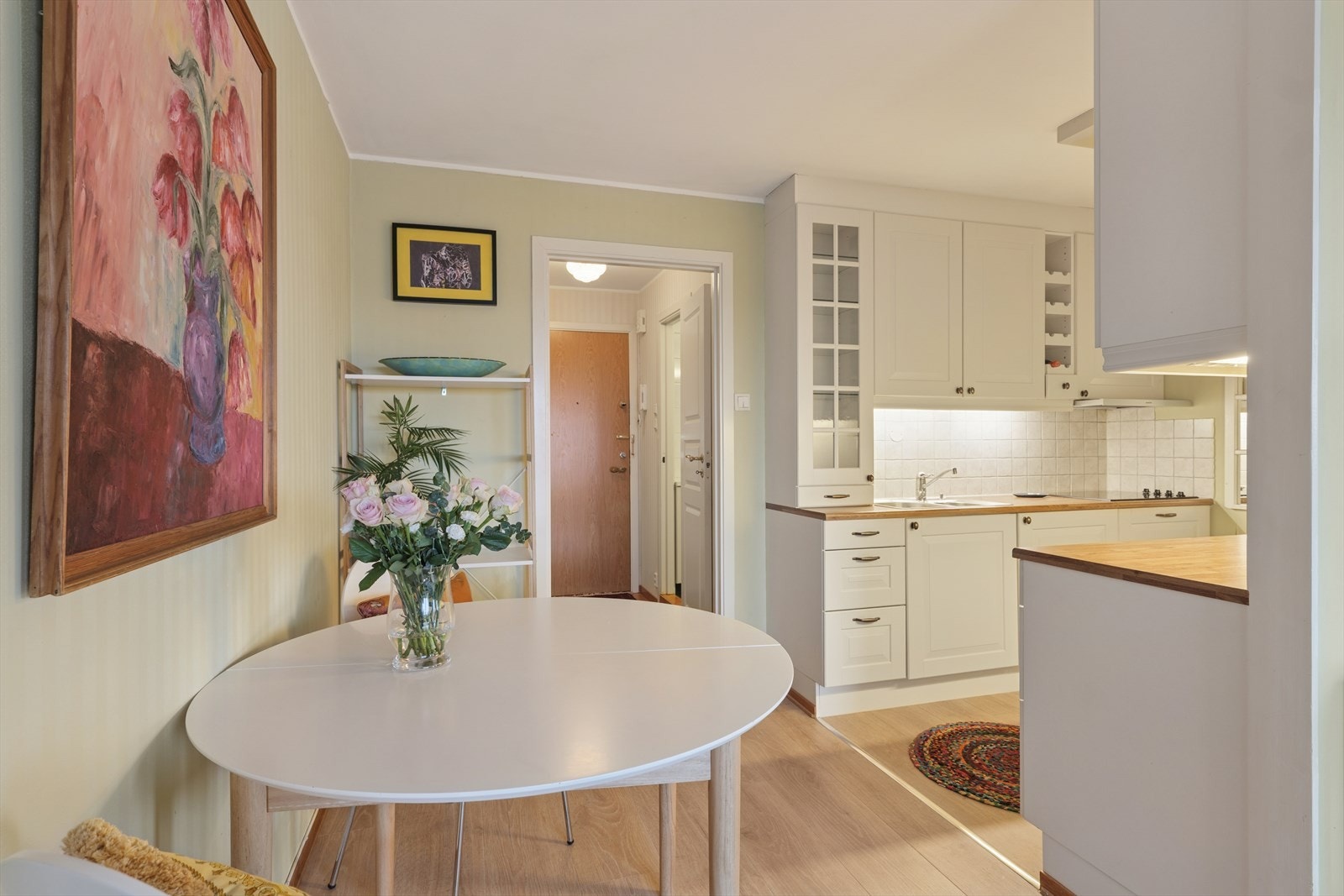 Kjøkkenet ligger i halvåpen løsning meden ekstra spiseplass Galleribilde