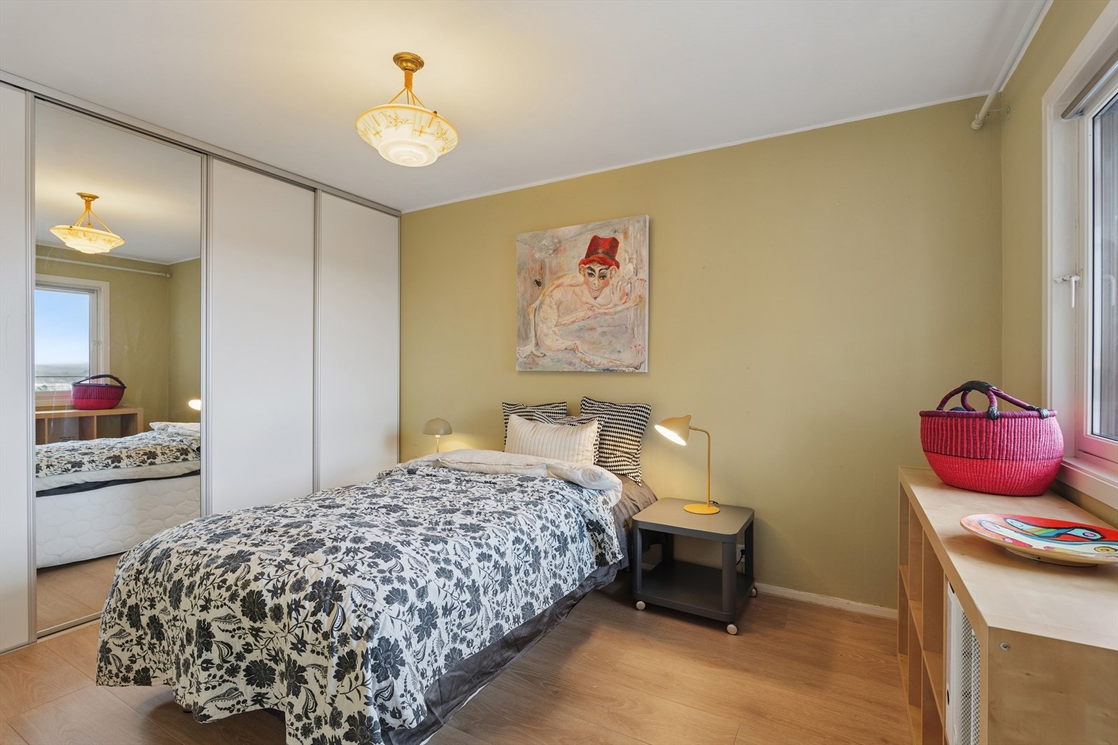 Soverommet er ekstra romslig og kan fint møbleres med en stor dobbeltseng - vegg til vegg skyvedørsgarderobe fra 2007 Galleribilde