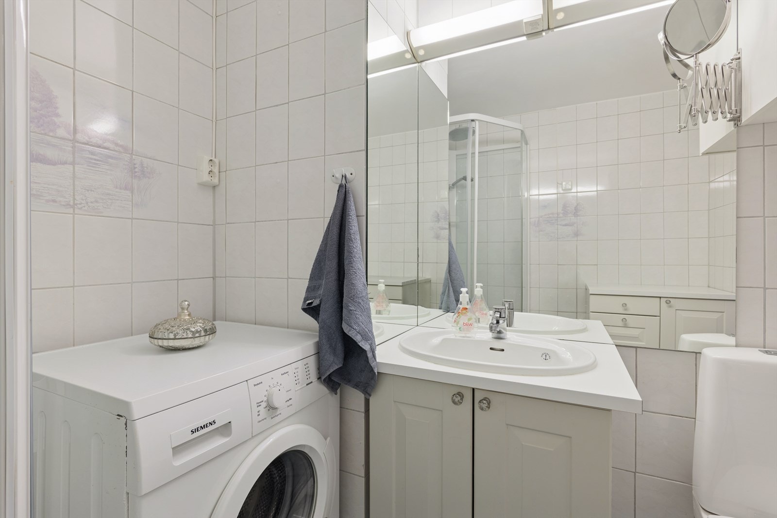 Det er opplegg for vaskemaskin, samtidig er det et stort fellesvaskeri i 2.etasje i bygget med store industrimaskiner Galleribilde