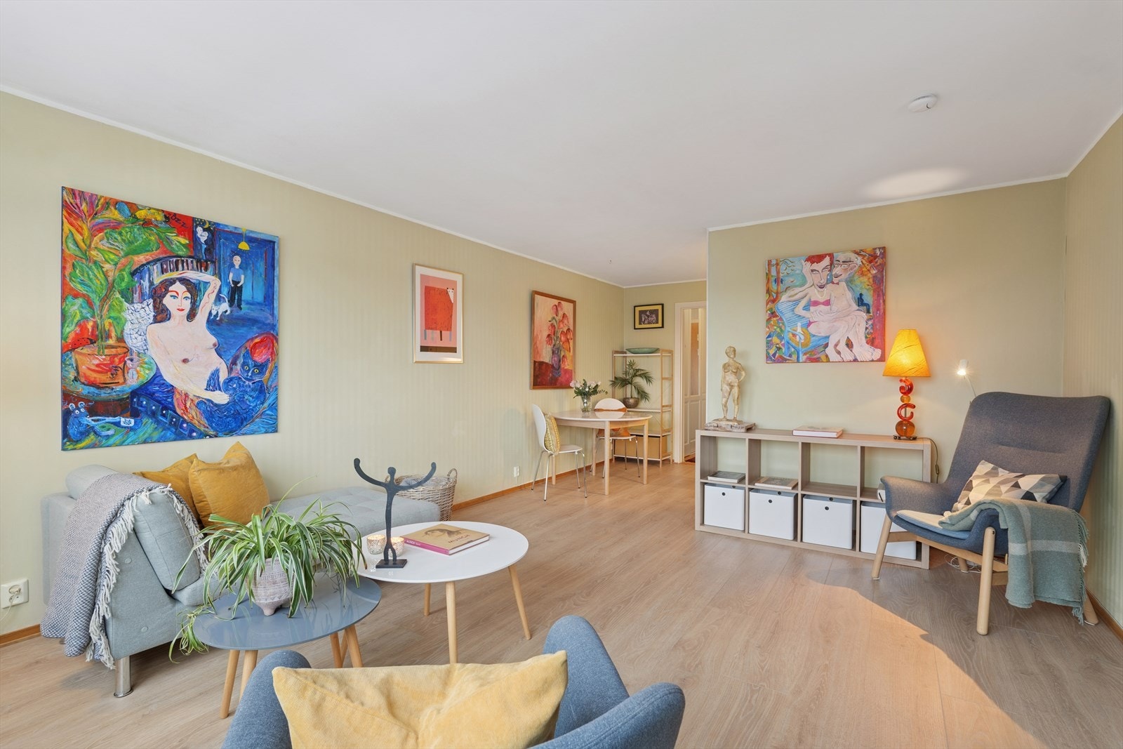 Leiligheten kan møbleres med vesentlig flere møbler enn i dag - her kan du plassere både en stor sofagruppe og en spisestuegruppe Galleribilde