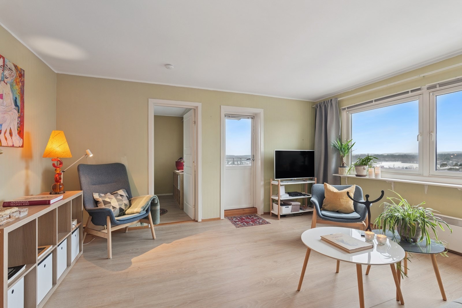 Velkommen til Sjøstrand 8 og en modernisert 2-roms leilighet i 9.etasje - leiligheten ligger vestvendt og har flotte solforhold fra tidlig ettermiddag til sen kveld Galleribilde