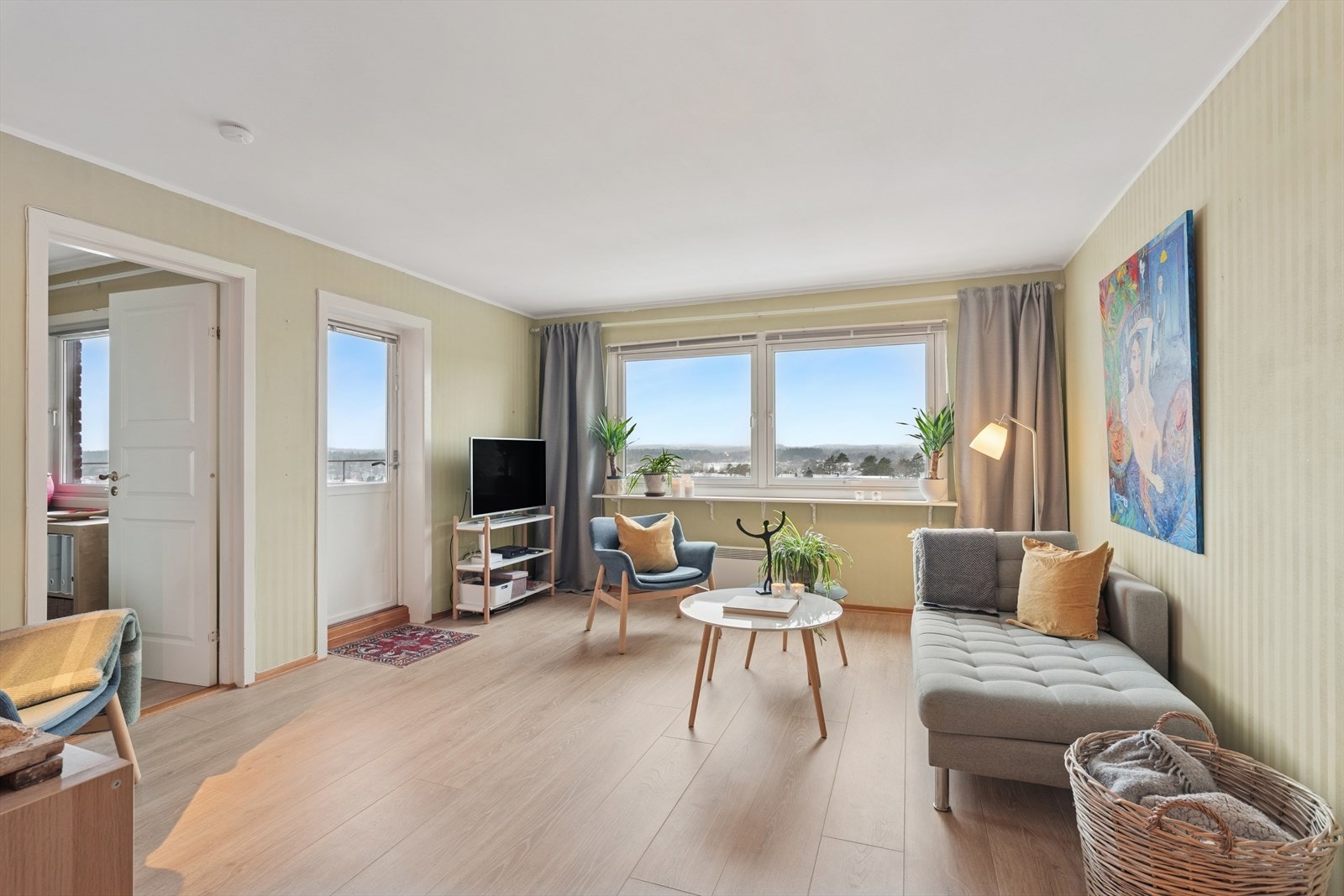 I leiligheten er det en flott atmosfære og lekre lysforhold - det er lyse overflater og nye gulv i stue, kjøkken og soverom Galleribilde