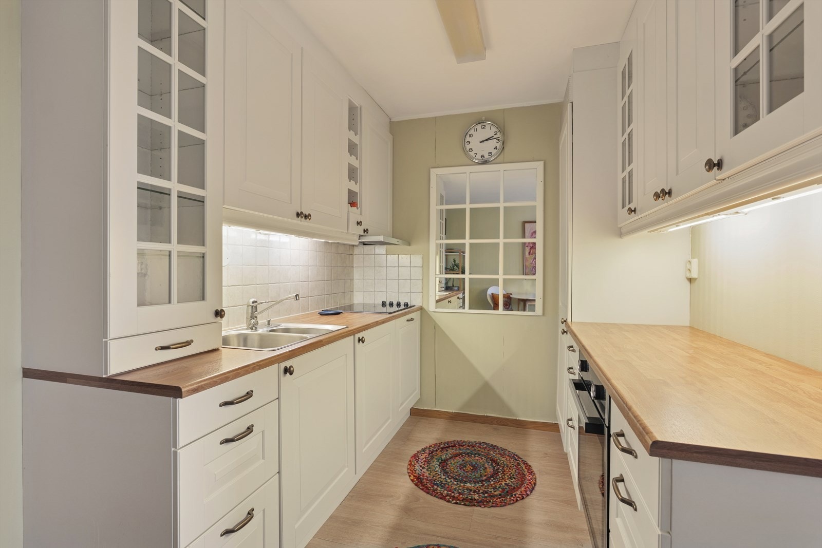 Hvitevarer er integrert og består av en kombi stekeovn/mikroovn, oppvaskmaskin, keramisk koketopp og kjøleskap/fryseskap. Under benk følger en varmtvannstank på 100 ltr. fra 2024 Galleribilde