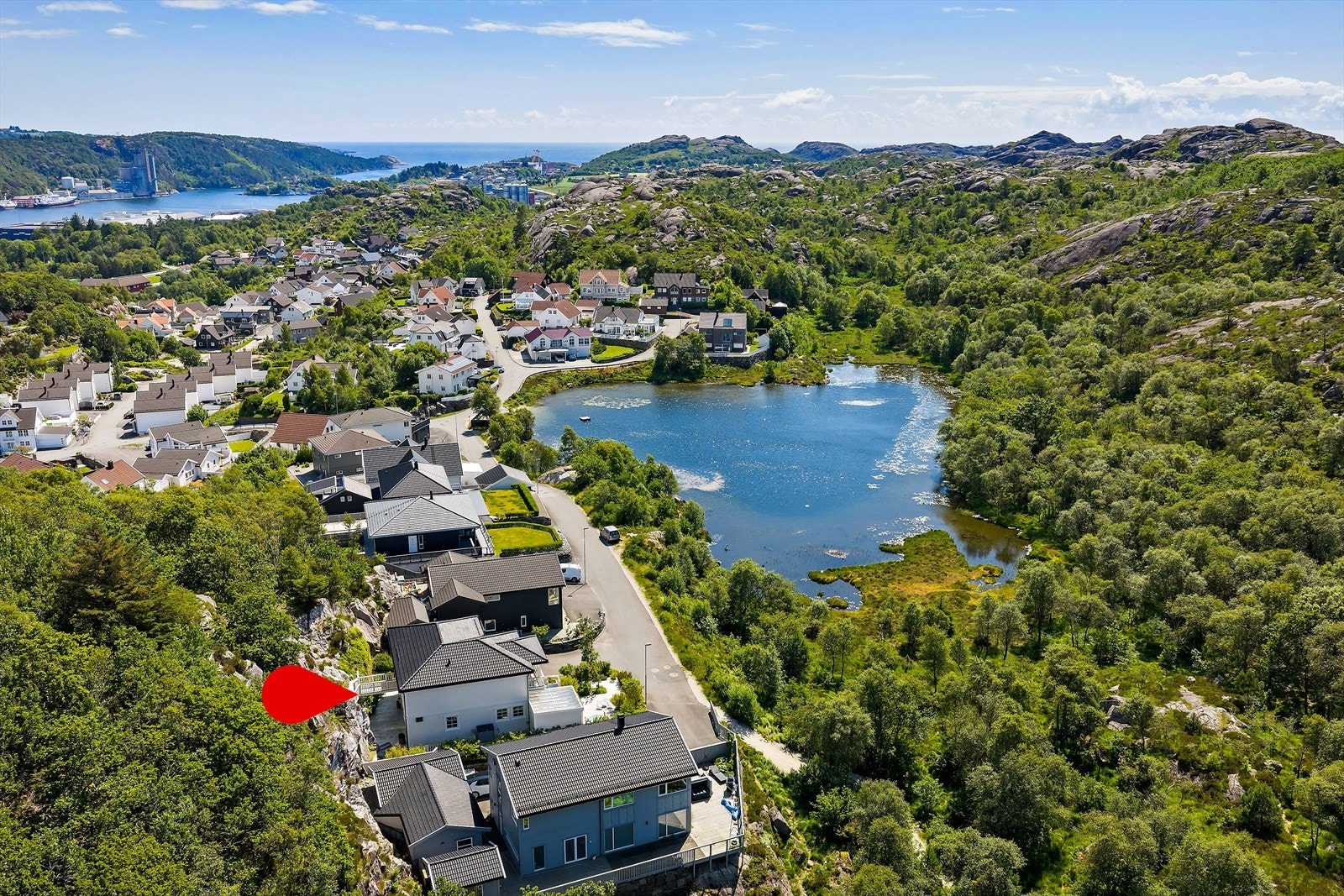 Her bor du i nærhet til natur og flotte rekreasjonsmuligheter. Badevannet og skøytevannet "Graudgramsen" ligger like ved, og gir familien muligheten til å nyte både sommer- og vinteraktiviteter i umiddelbar nærhet. Galleribilde