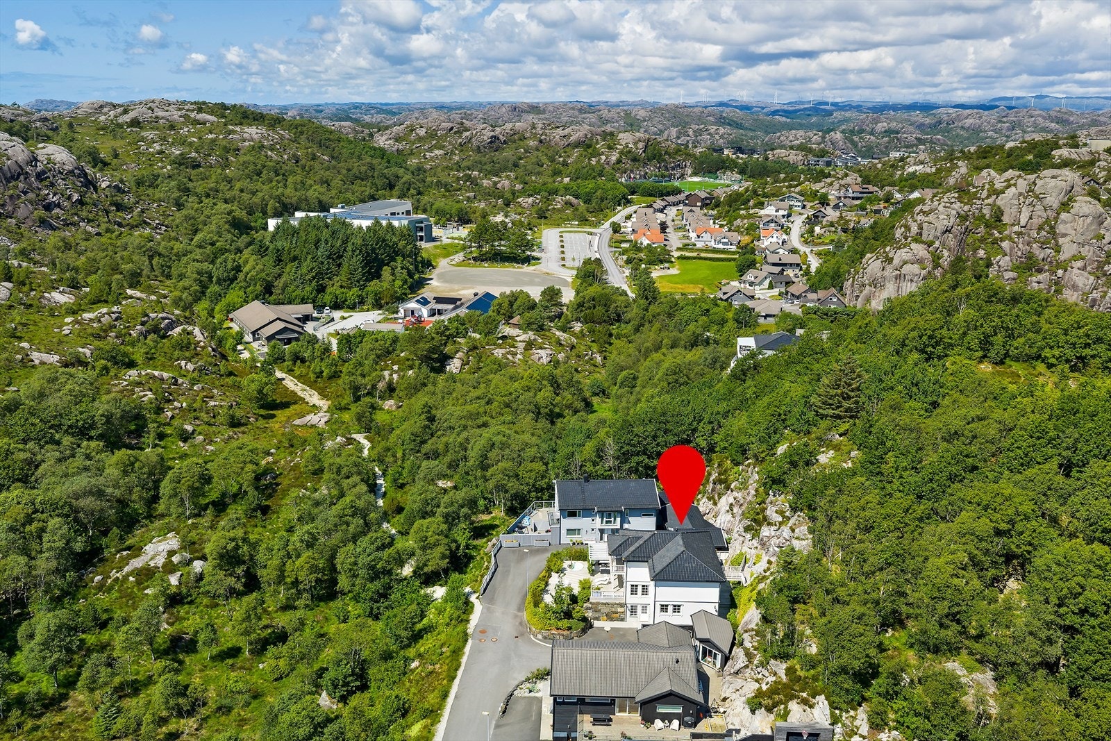 Boligen har en ettertraktet beliggenhet på Søndre Eigerøy, i et barnevennlig og fredelig område i en blindgate. Fra boligen er det kort gangavstand til både ny barneskole, barnehager, idrettsanlegg og dagligvarebutikk. Galleribilde