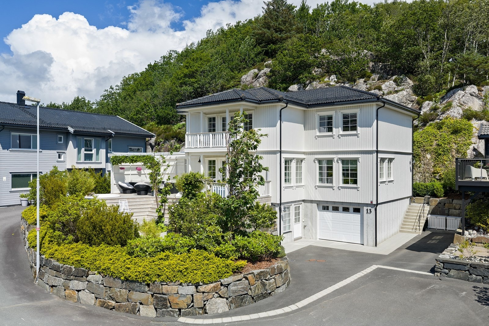 Velkommen til Fregattveien 13 - en klassisk flott familiebolig med livsløpsstandard, ideelt plassert i et ettertraktet boligområde på Søndre Eigerøy. Fotograf Diakrit v/ Arne Ove Østebrøt Galleribilde