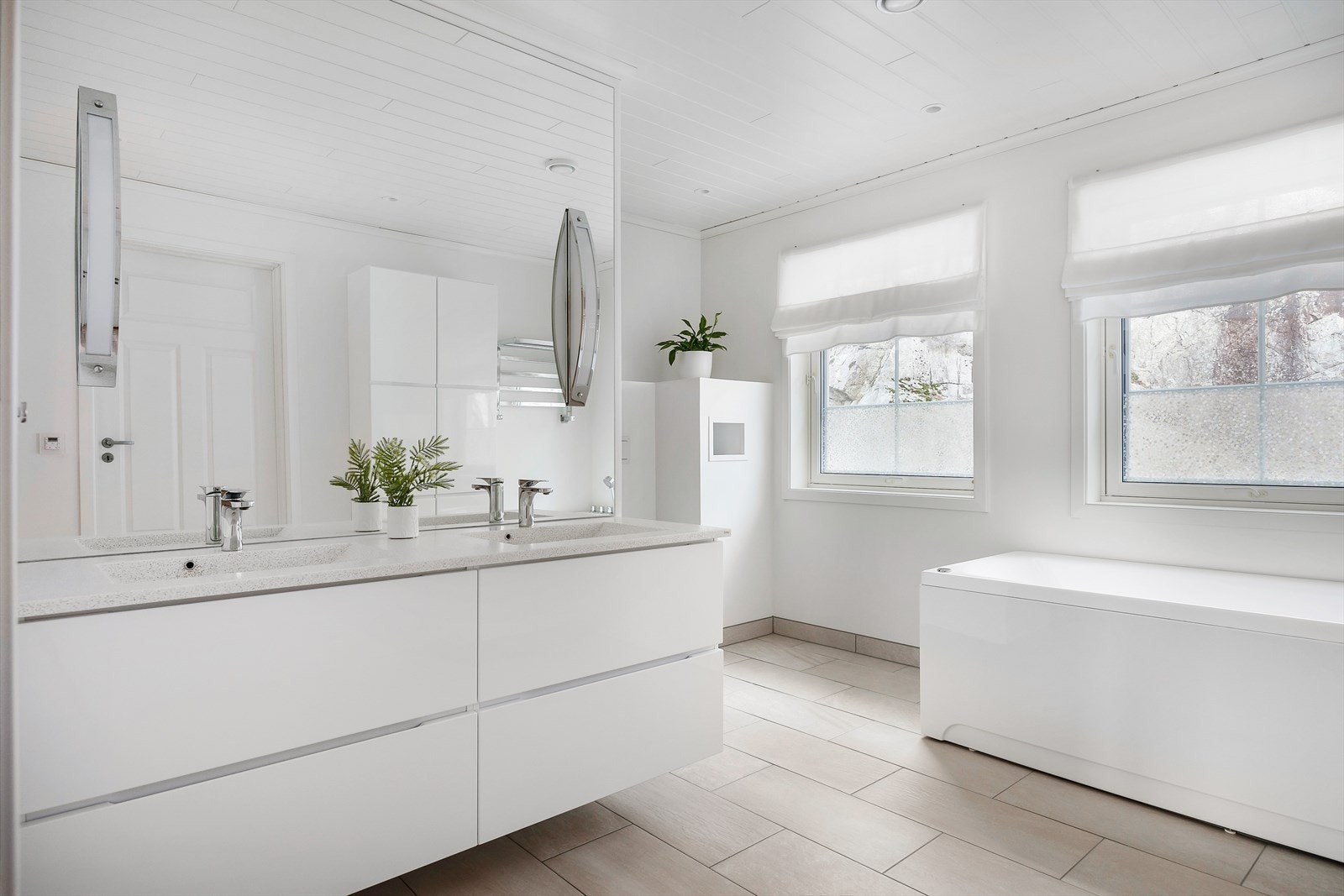 Luksuriøst bad med dobbel servant, boblebad og dusjhjørne Galleribilde