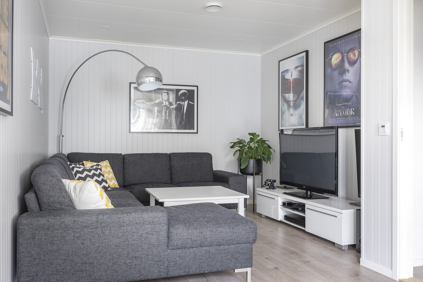 Stuen i underetasjen kan brukes som til alt fra spillrom og teenageavdeling, til loungeområde Galleribilde