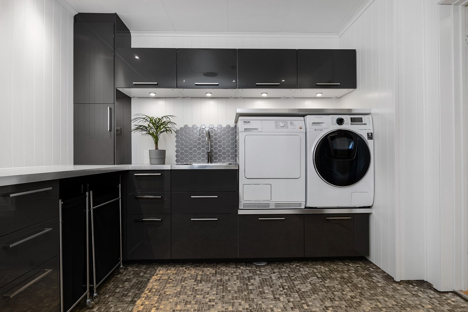 Praktisk vaskerom med både utslagsvask og opplegg for vaskemaskin og tørketrommel Galleribilde
