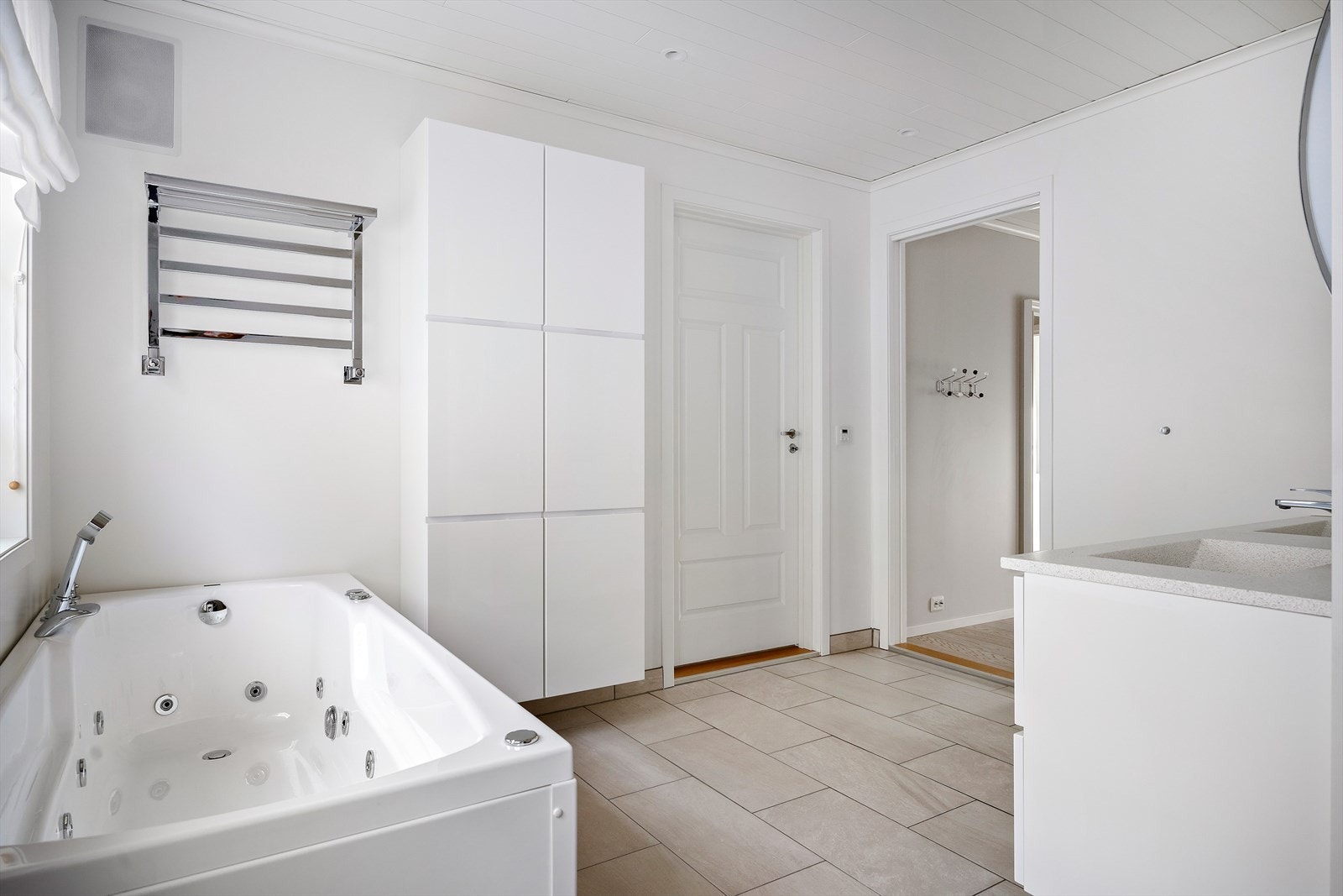 Håndklestørker med vannbåren varme Galleribilde