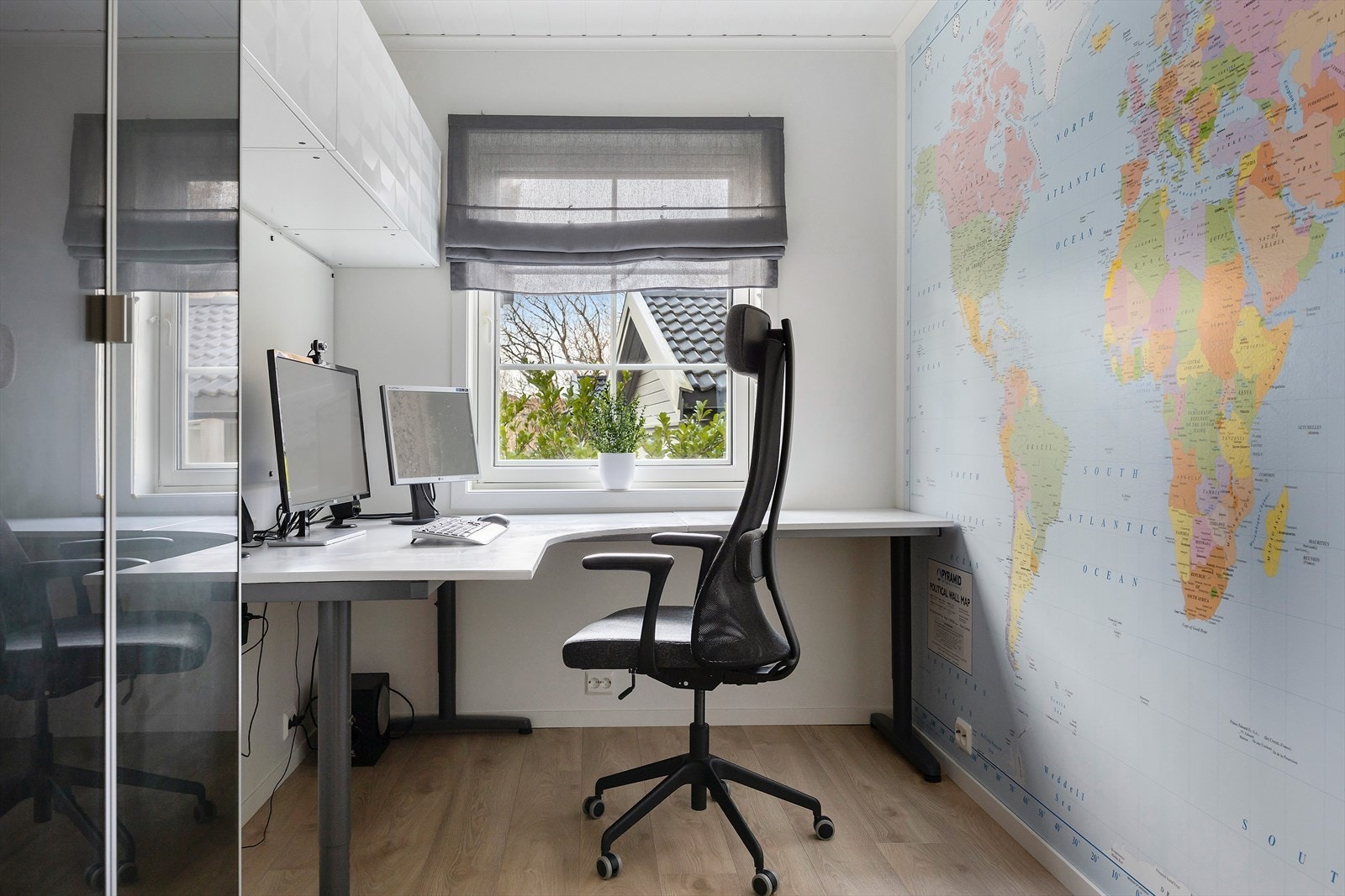 Kontor i hovedetasjen som gir mulighet for praktisk hjemmekontorløsning. Galleribilde