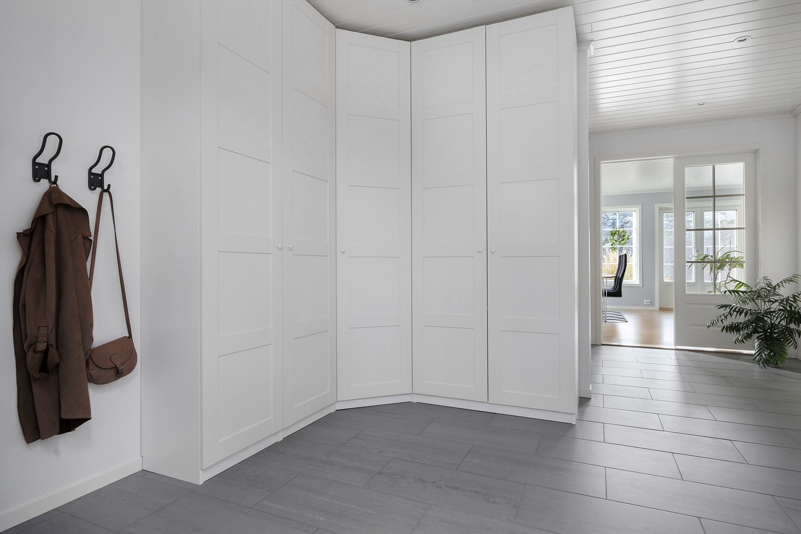 Entrè/gang ønsker deg velkommen med en lys og innbydende atmosfære. Rommet er både romslig og praktisk, med rikelig plass til oppbevaring av ytterklær og sko. Her blir du møtt av et førsteinntrykk som setter tonen for resten av boligen. Galleribilde