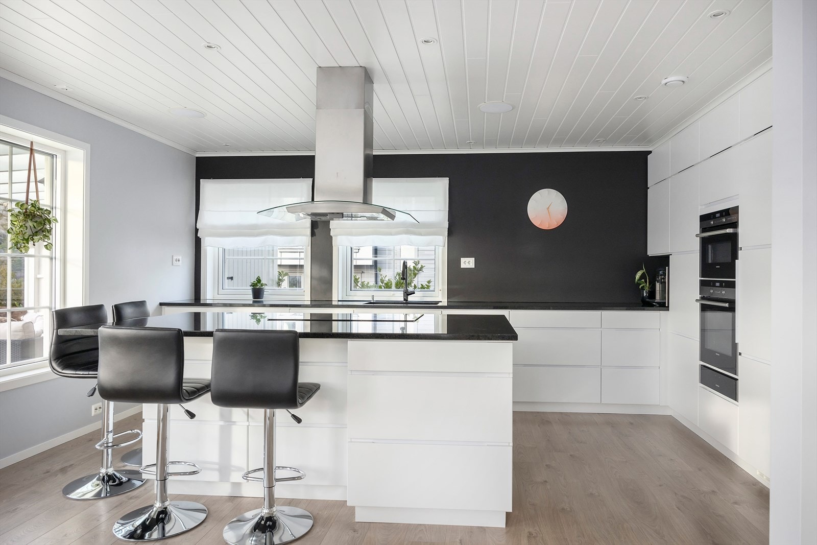 Kjøkkenet er utstyrt med integrerte hvitevarer som kjøle- og fryseskap med vanntilførsel og isbitmaskin, koketopp, stekeovn, mikrobølgeovn med stekefunksjon, varmeskuff og oppvaskmaskin. Galleribilde