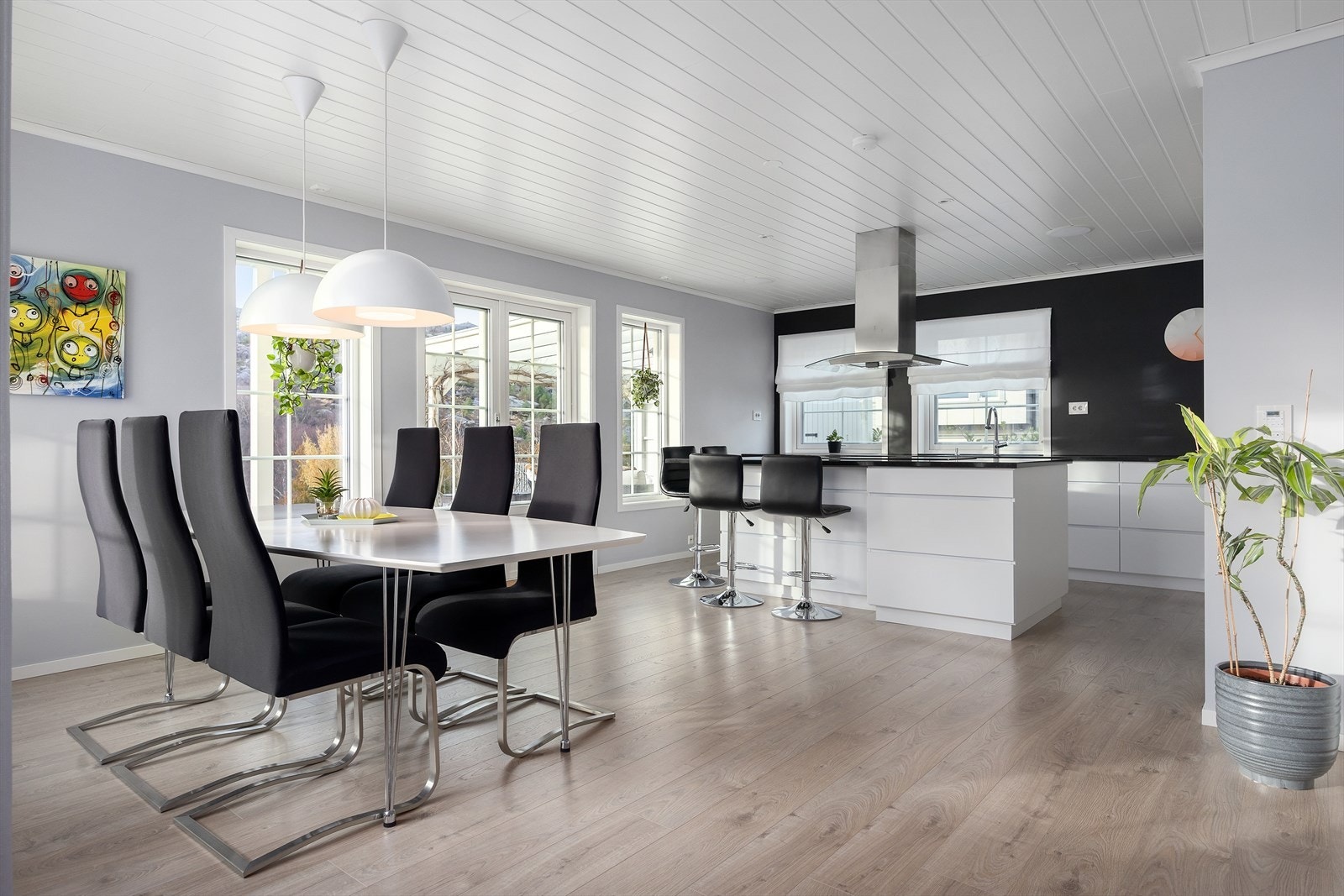 Det moderne, lyse kjøkkenet er et samlingspunkt som innbyr til både hverdagsliv og sosiale sammenkomster. Galleribilde