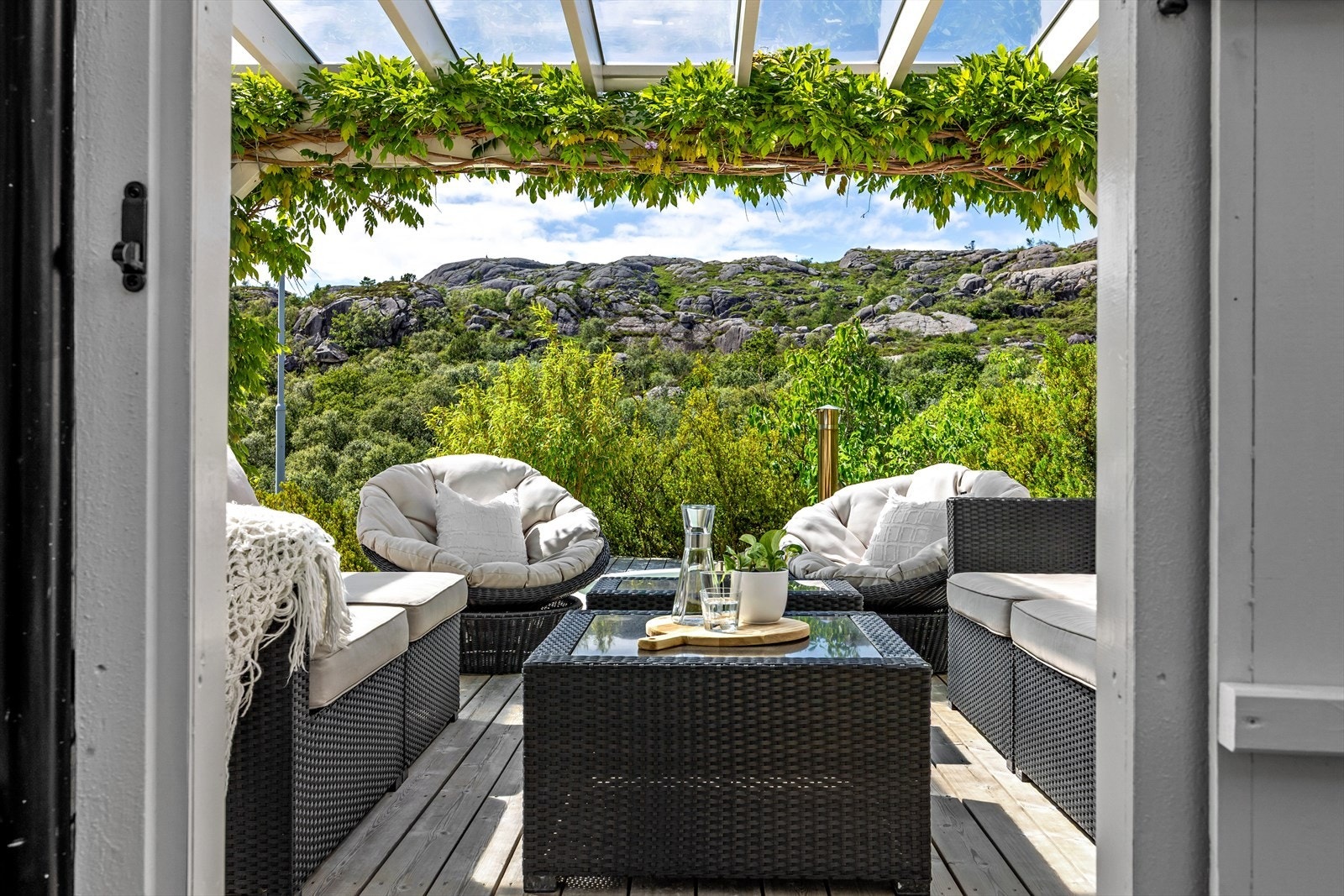 Fin pergola med tak skaper en lun plass for avslapning, enten det er strålende sol eller lett regn. Galleribilde