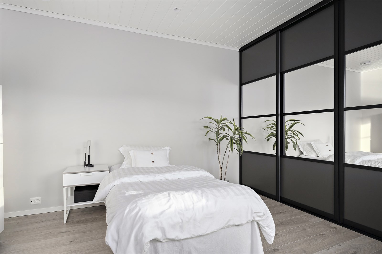 Soverom med stor garderobeplass Galleribilde