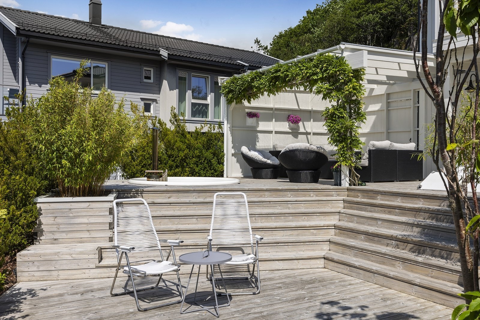 De solrike terrassene, som er plassert på flere nivåer rundt boligen, gir deg muligheten til å nyte solen gjennom hele dagen. Galleribilde