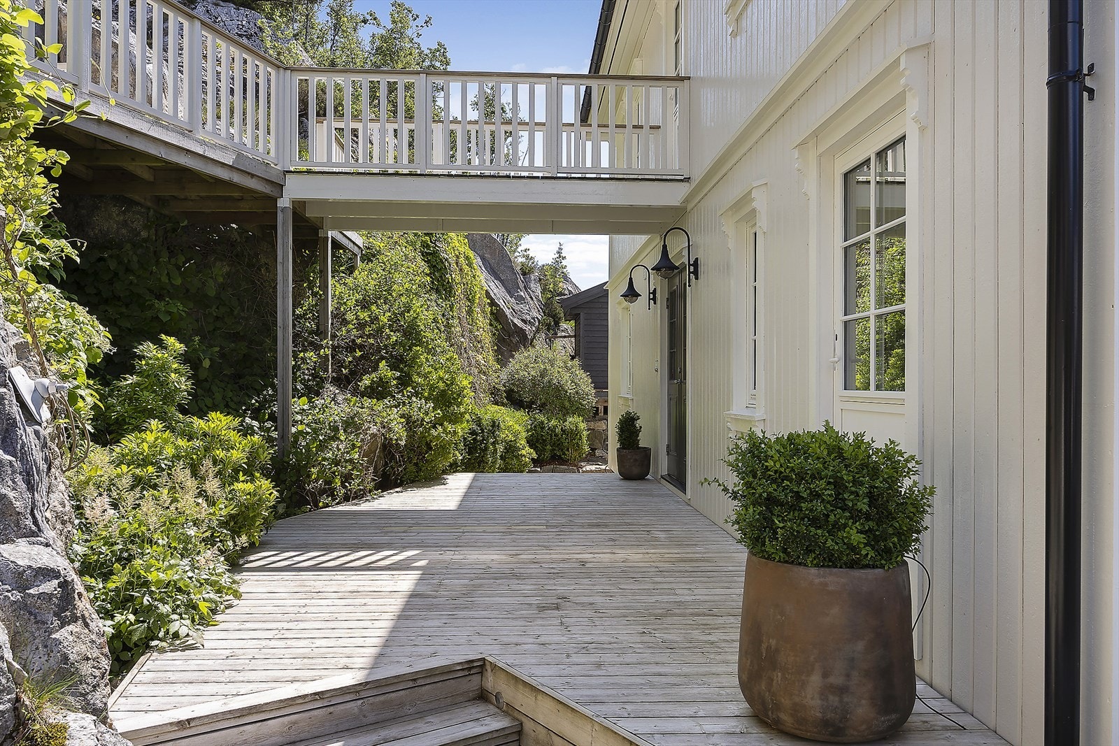 Fine terrasser rundt boligen. Galleribilde