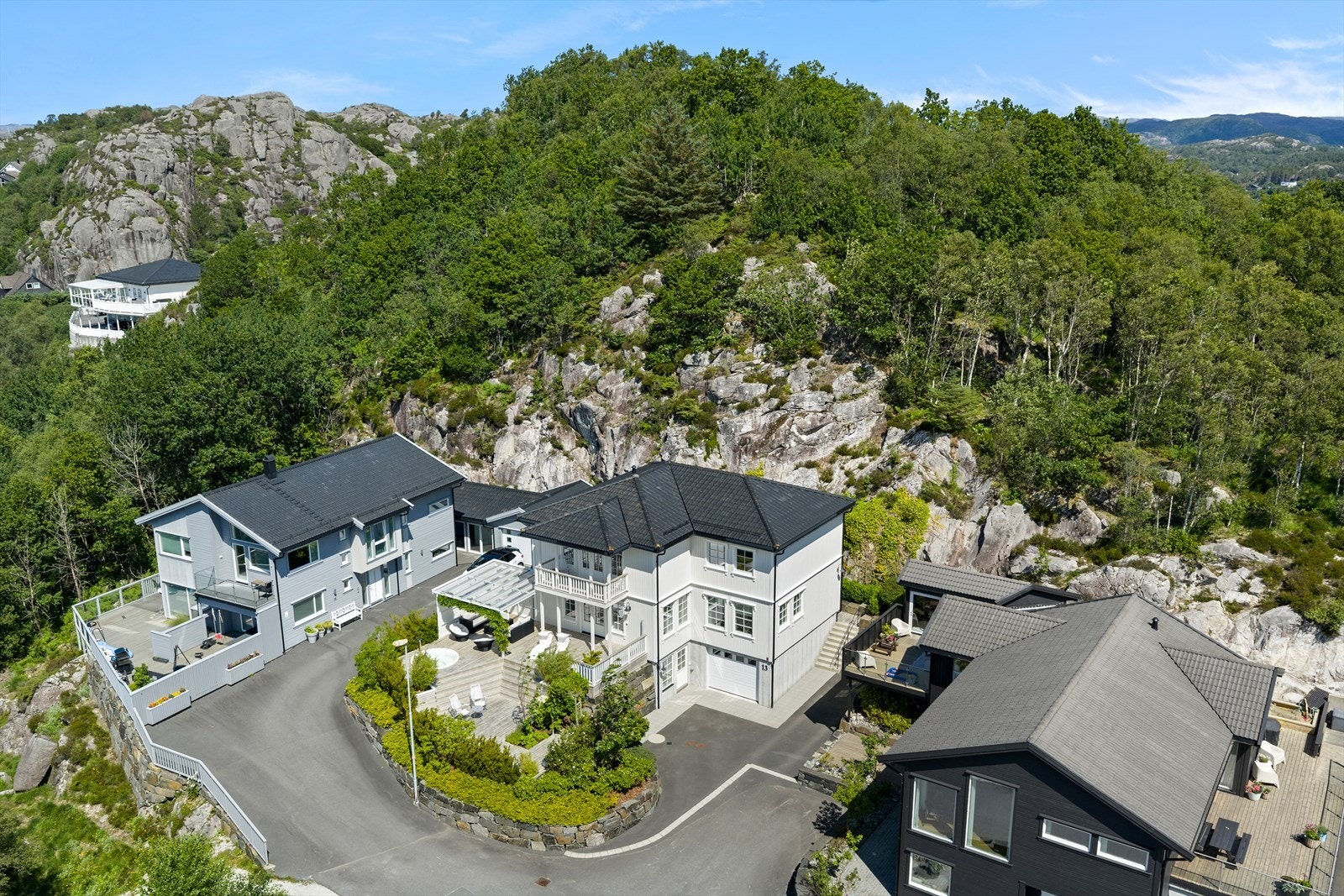 Boligen ligger i familievennlig boligområde. Galleribilde