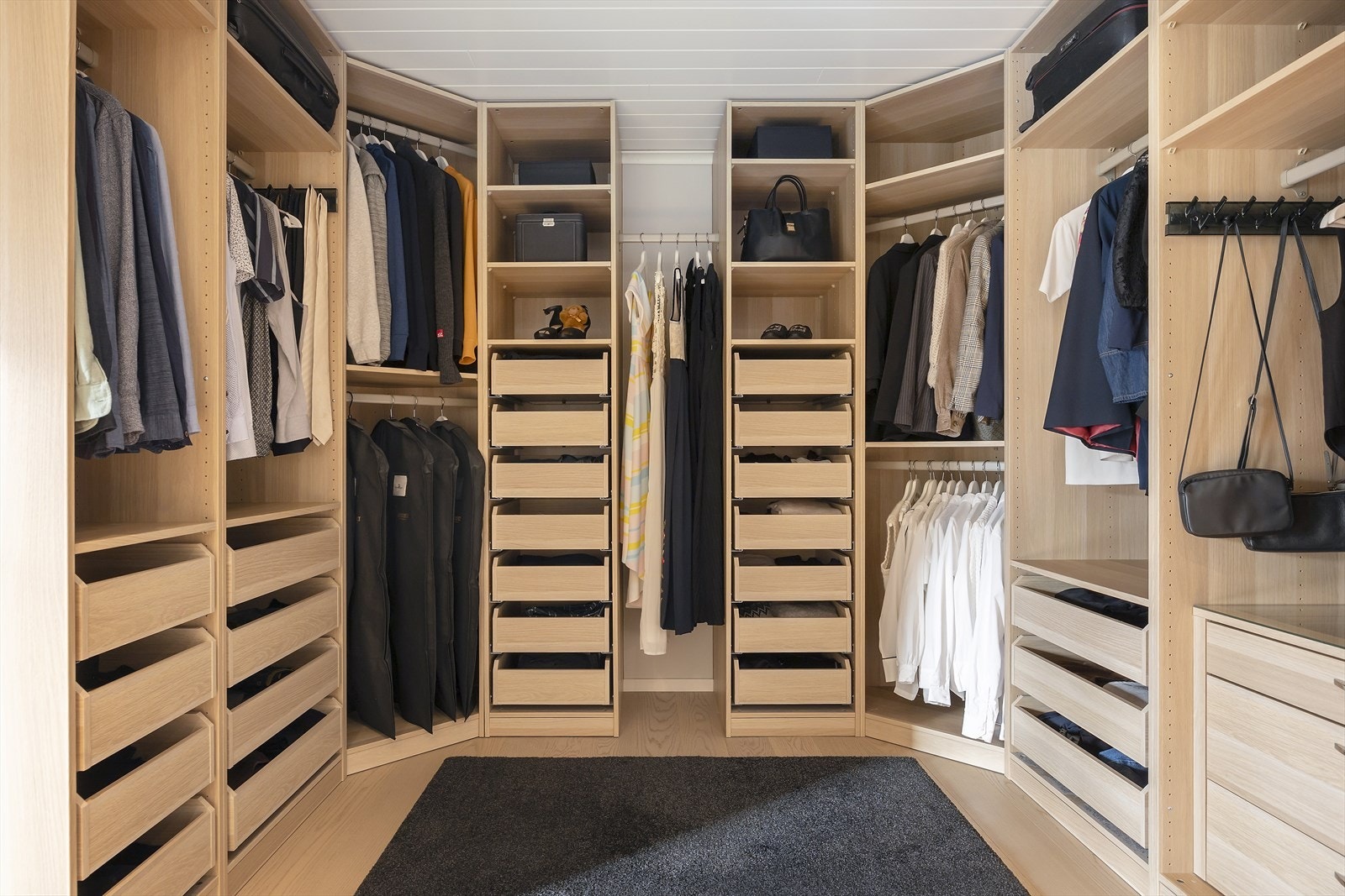 Hovedsoverommet har også direkte tilgang til en romslig garderobe, perfekt for oppbevaring Galleribilde