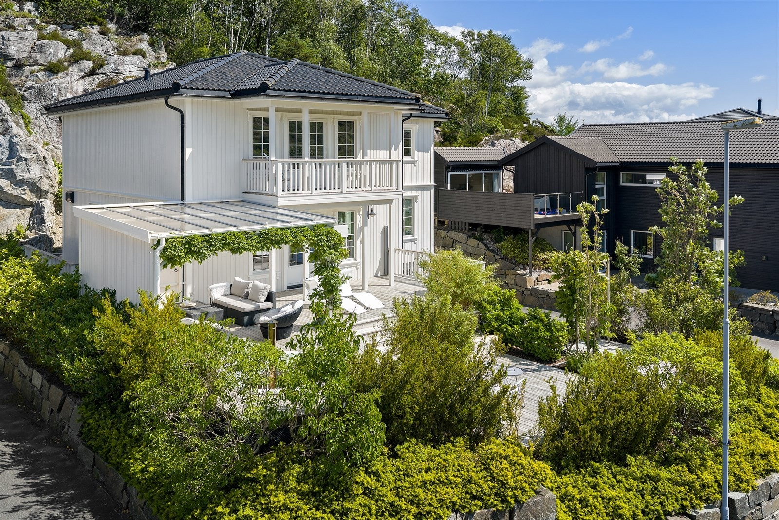 Eiendommen har en nydelig opparbeidet tomt med vakker beplantning og flere fine detaljer. Galleribilde