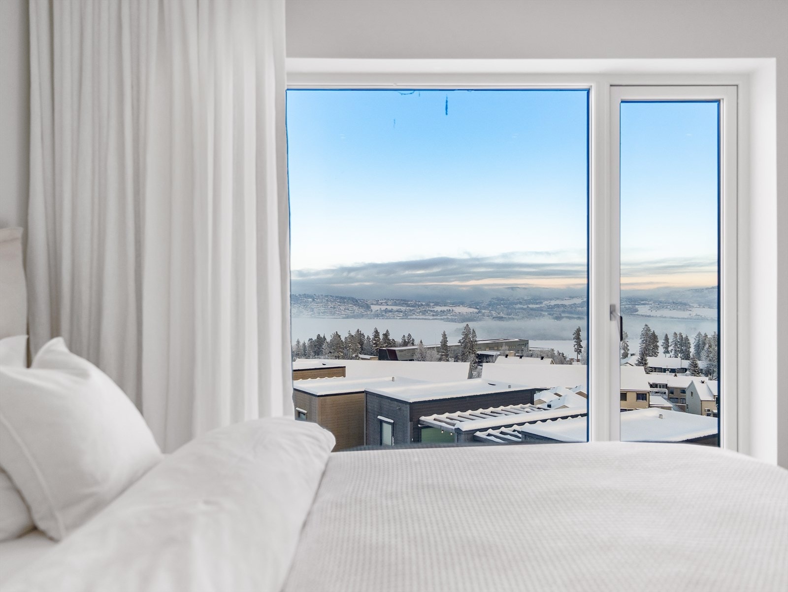 Store vinduer gir nydelig utsikt og rikelig med dagslys fra morgenstunden. Galleribilde