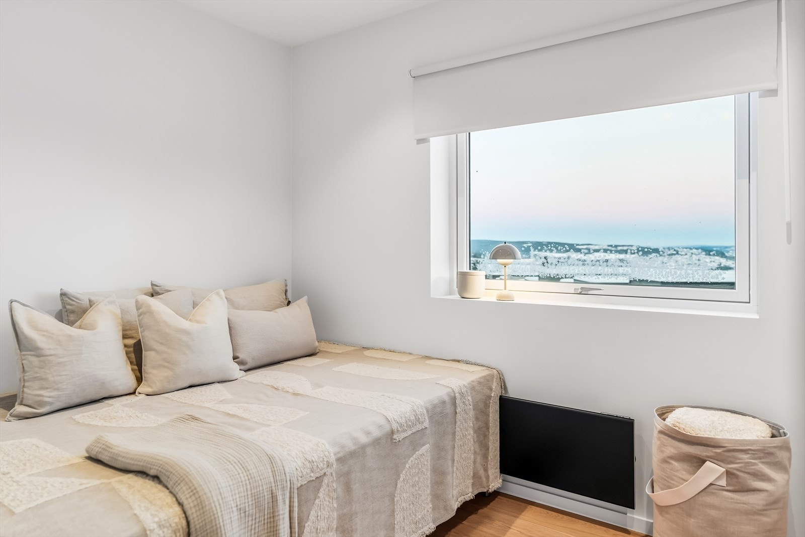 Et av boligens mange soverom, lyst og innbydende med fleksibel bruk. Galleribilde