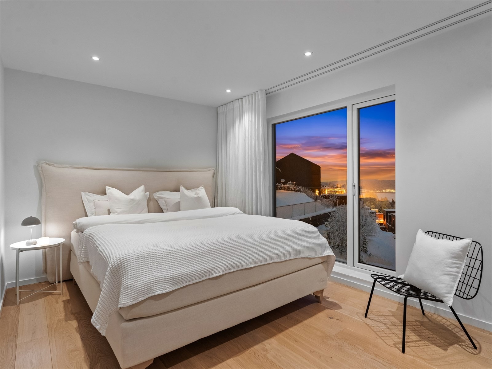 Hovedsoverom med store vindusflater som sikrer gode lysforhold. Galleribilde