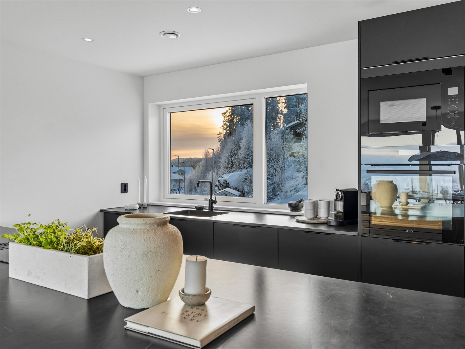 Av hvitevarer har kjøkkenet integrert stekeovn, oppvaskmaskin og mikrobølgeovn. Ovnene er praktisk plassert i et høyskap, og kjøkkenet har egen nisje for side by side kjøleskap. Galleribilde