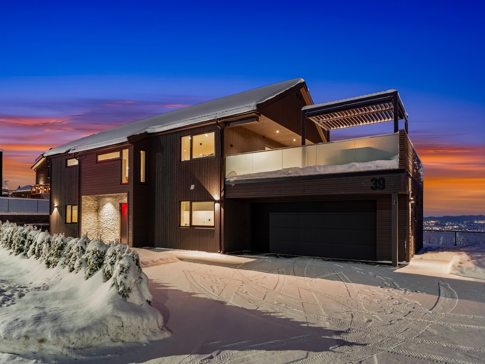 Dette er en svært moderne enebolig fra 2021, med høye kvaliteter og et eksklusivt preg. Galleribilde