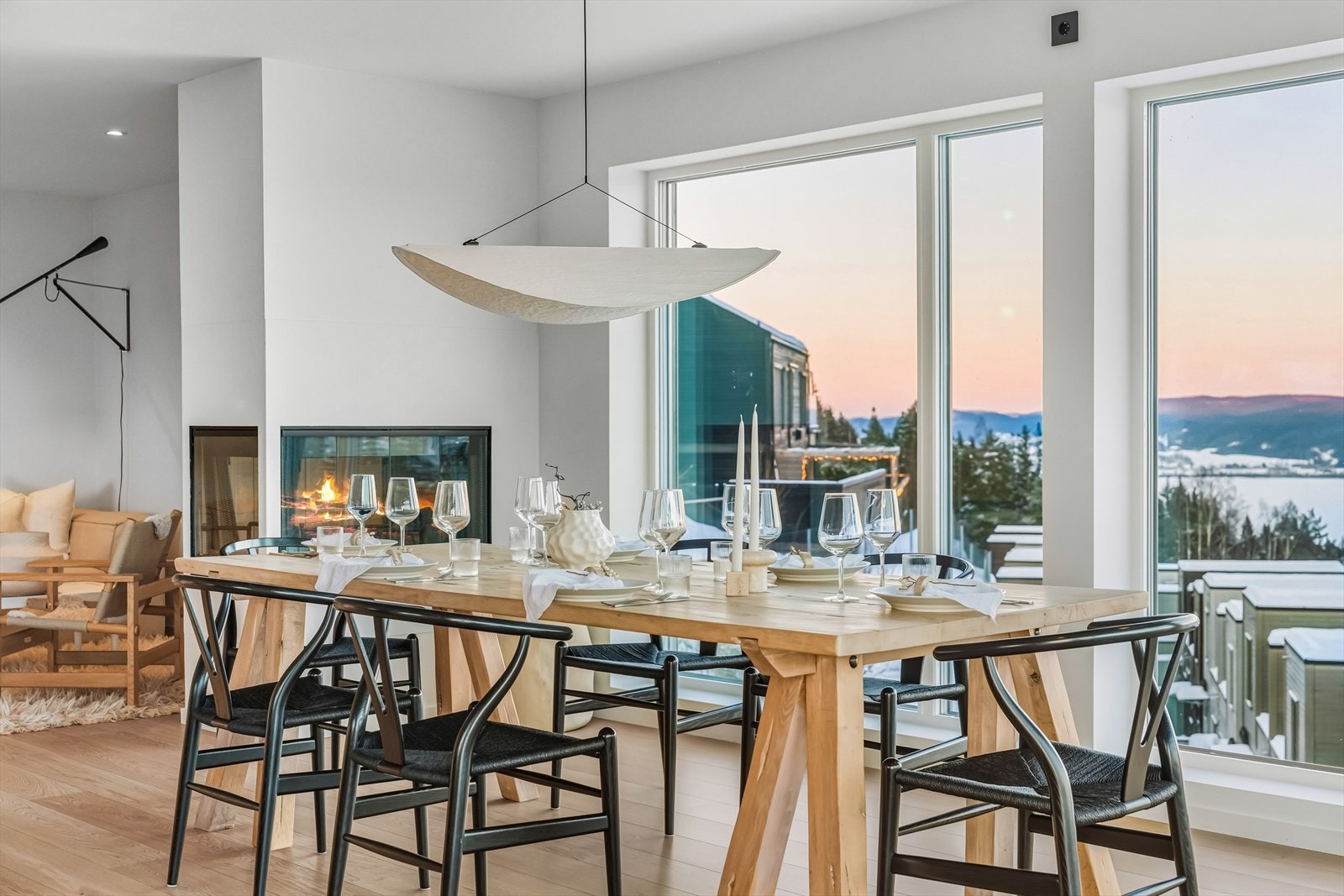 Her samles familie og venner rundt langbordet, med utsikt som gir hvert måltid en ekstra dimensjon. Galleribilde