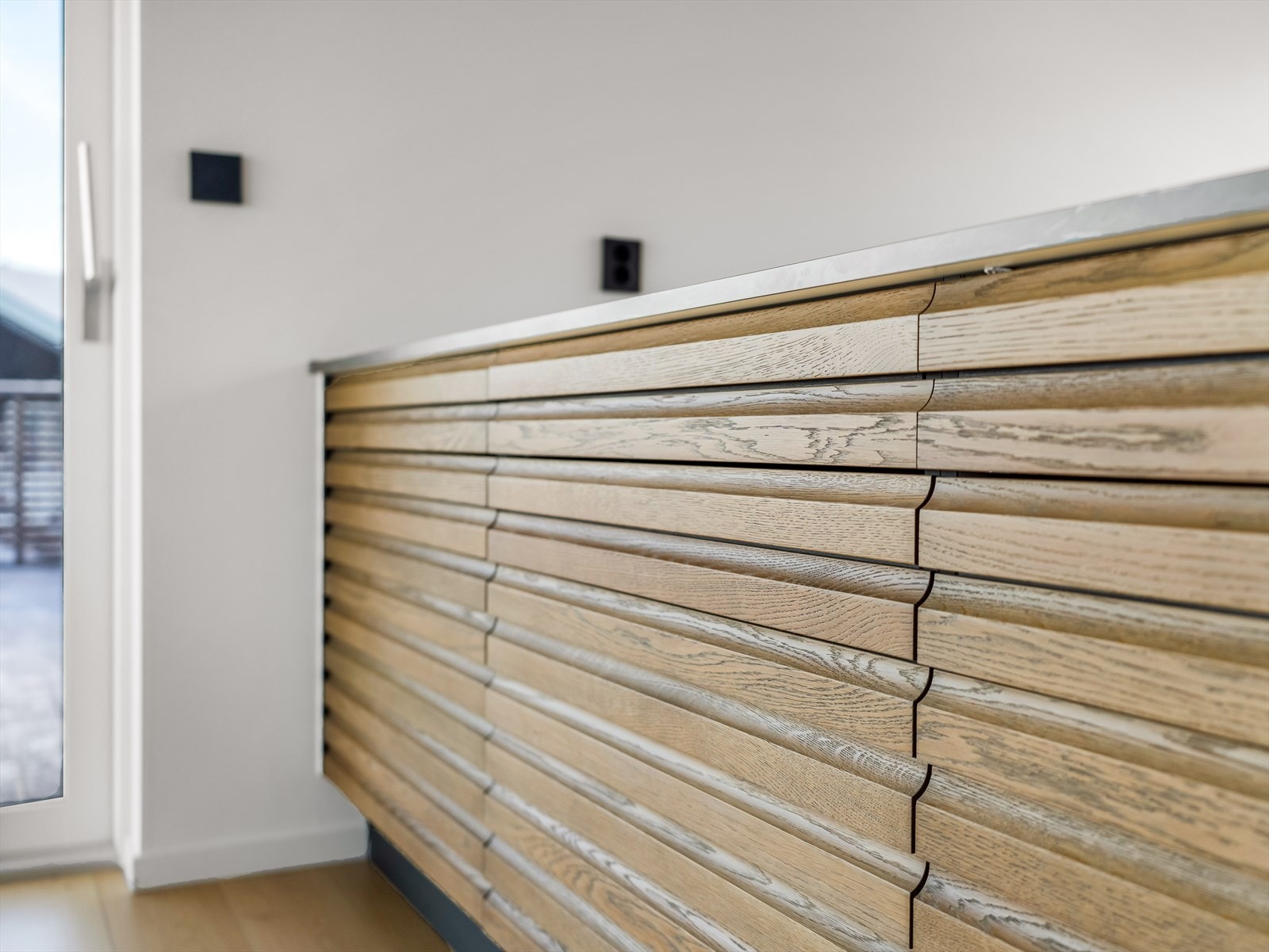 Ut mot spisestuen er det en flott barløsning med trendy spilefronter som gir et mykere uttrykk. Galleribilde