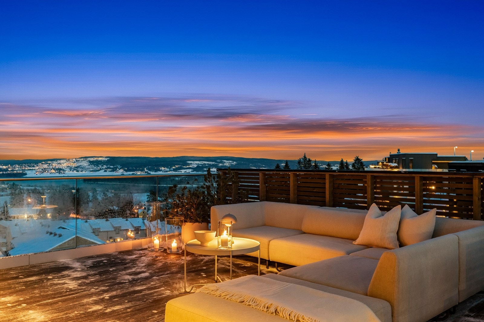 Uteplassen byr på en eksklusiv loungefølelse i naturskjønne omgivelser. Galleribilde