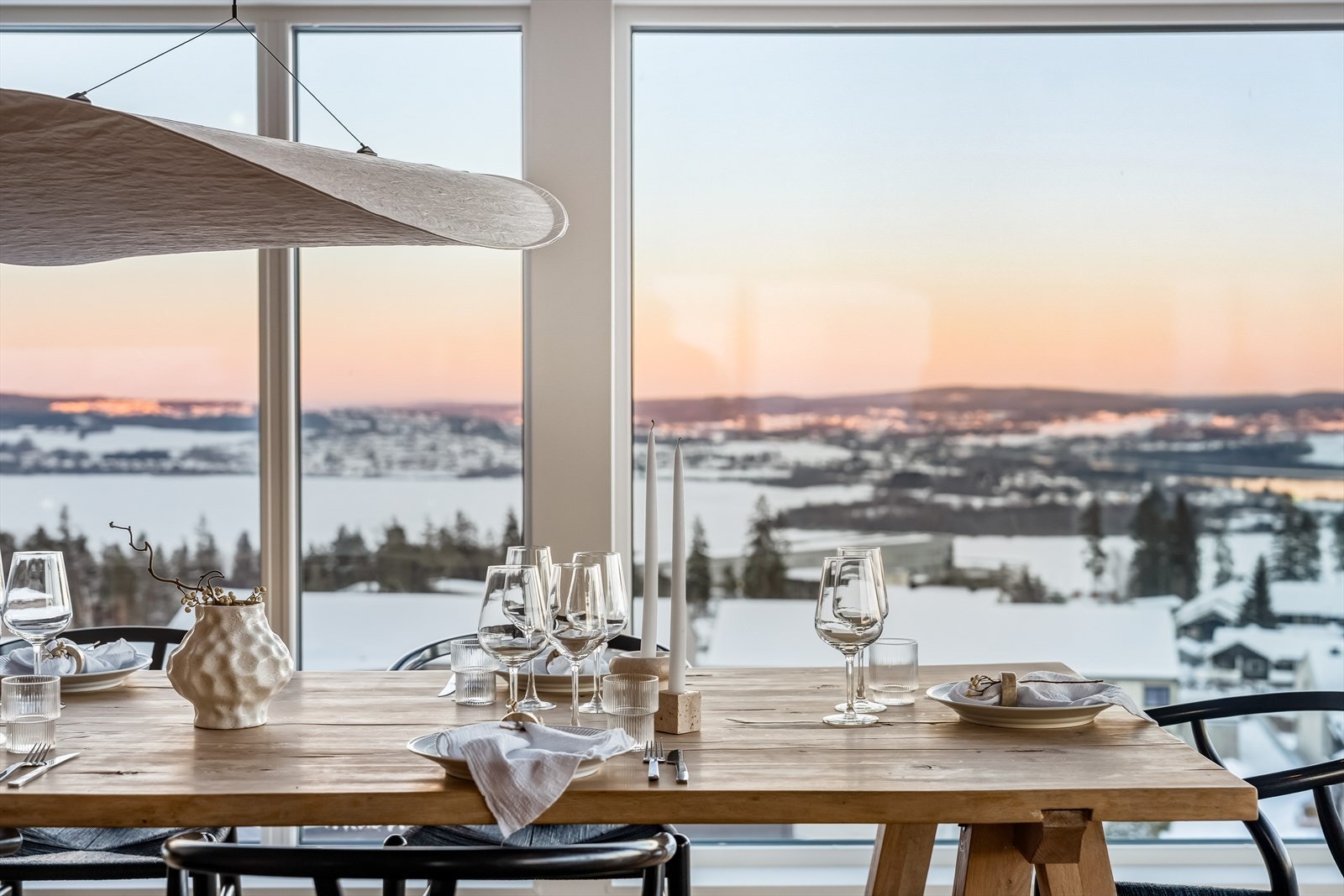 Stilfull detaljering og nøye utvalgte materialer gir rommet et gjennomført og eksklusivt uttrykk. Galleribilde