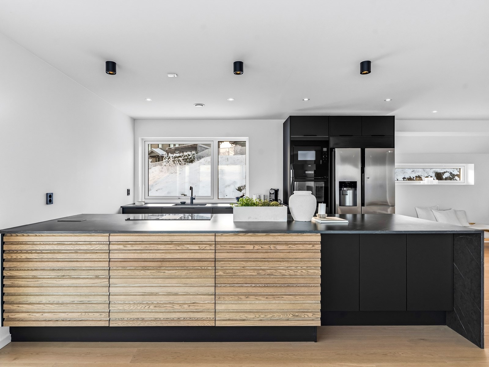 Kjøkkenet kombinerer moderne design med høy funksjonalitet og rikelig arbeidsplass. Galleribilde