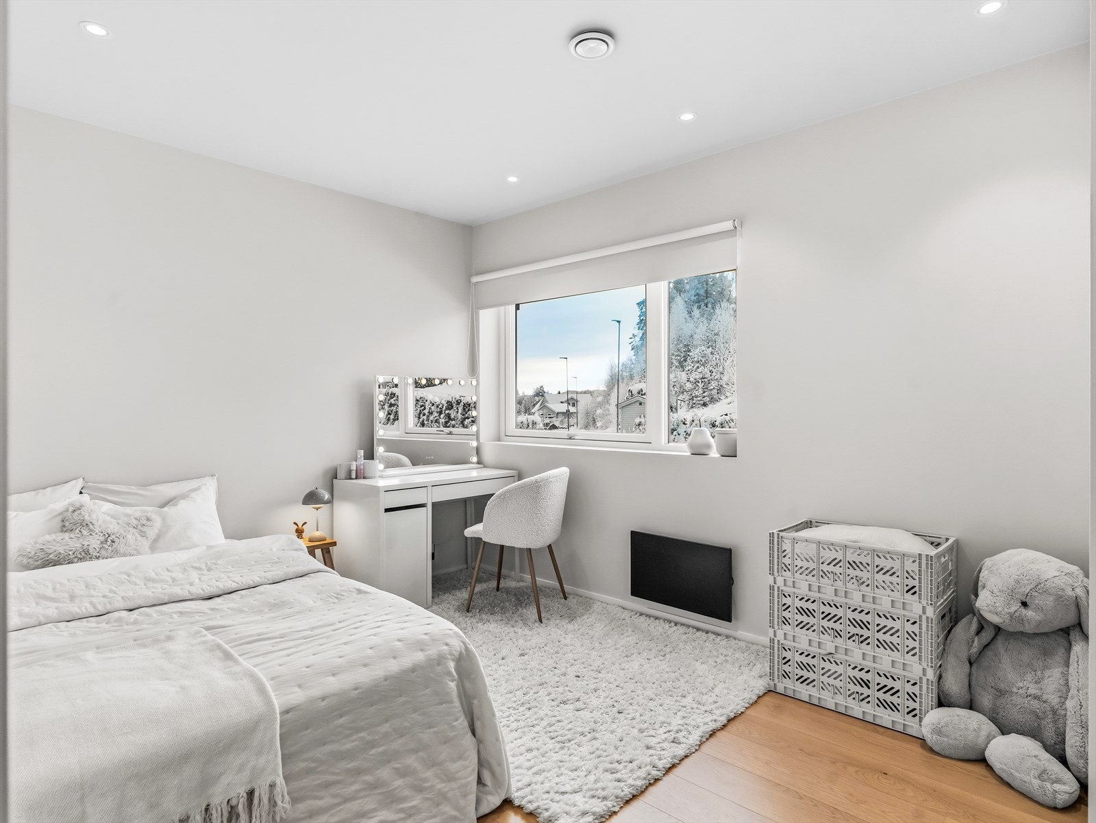 Delikat soverom med rolig fargepalett og gjennomført uttrykk. Galleribilde