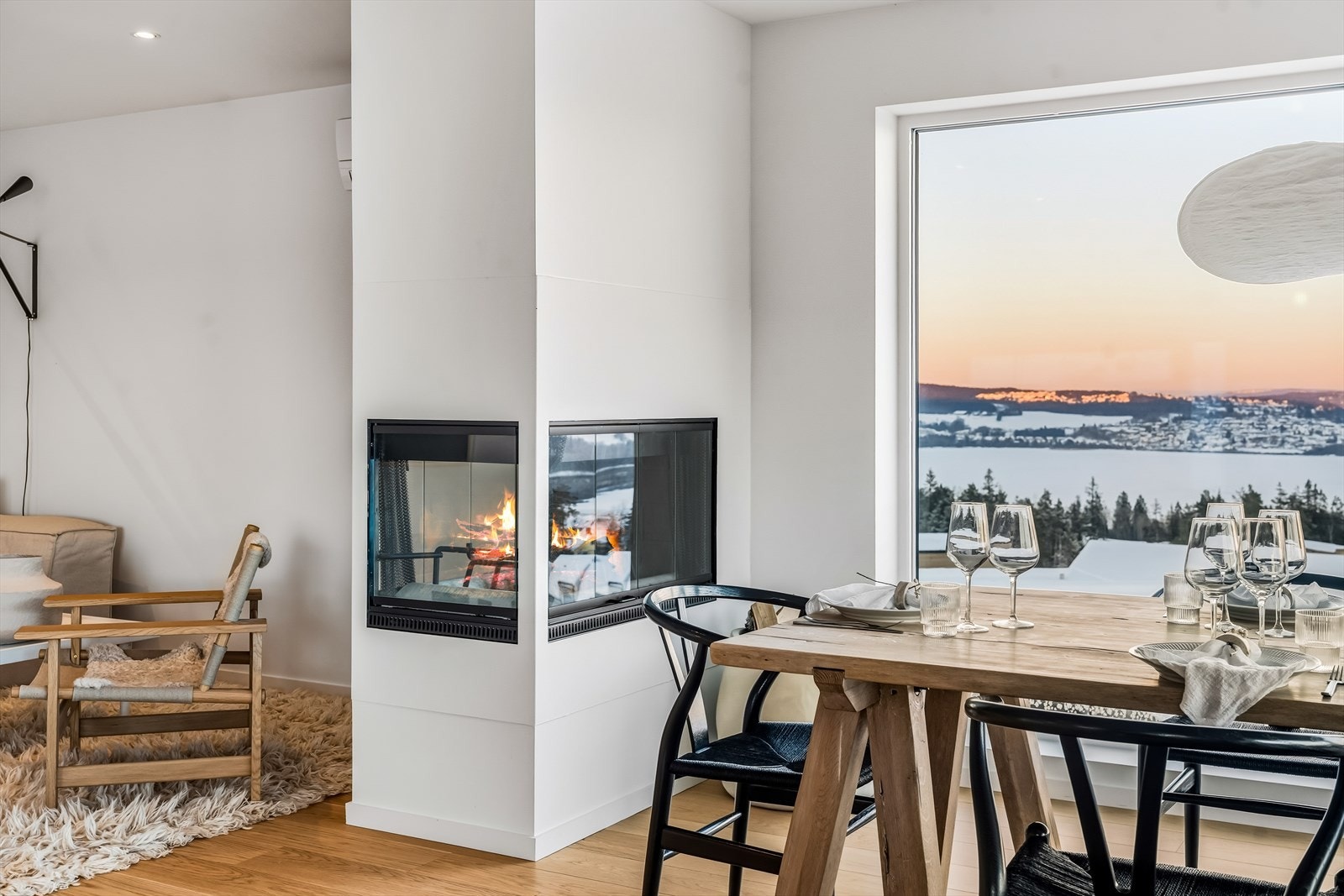 Peisen sikrer en lun atmosfære og behagelig innetemperatur. I tillegg til peisen er det også varmepumpe i stuen som styres via app. Galleribilde