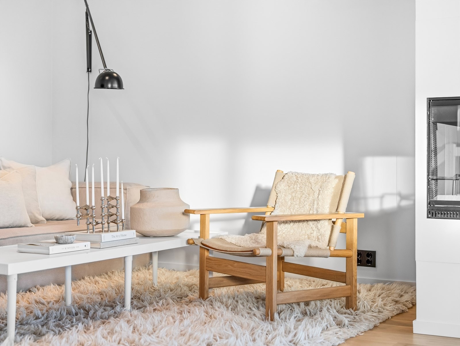 En egen sone for ro og samvær, med møblering som fremhever rommets luftige preg. Galleribilde