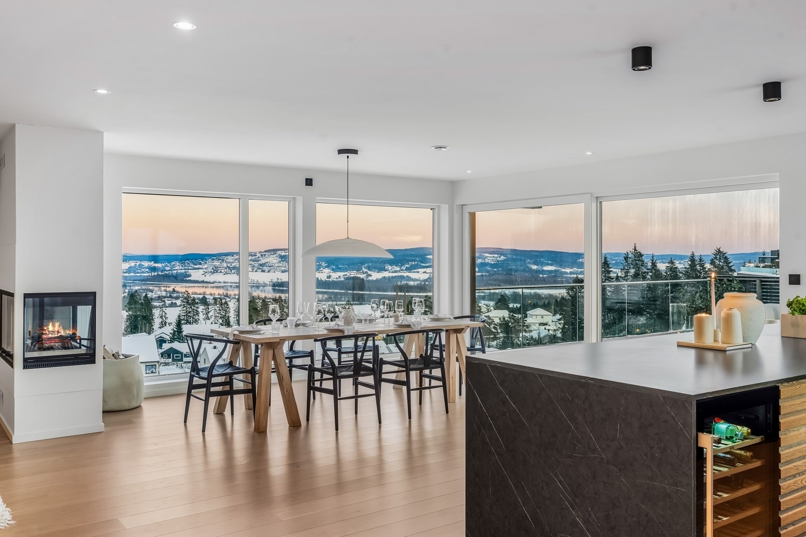 En arkitektonisk sterk enebolig med moderne linjer, lekkert materialvalg og en beliggenhet som byr på både ro og utsikt. Galleribilde