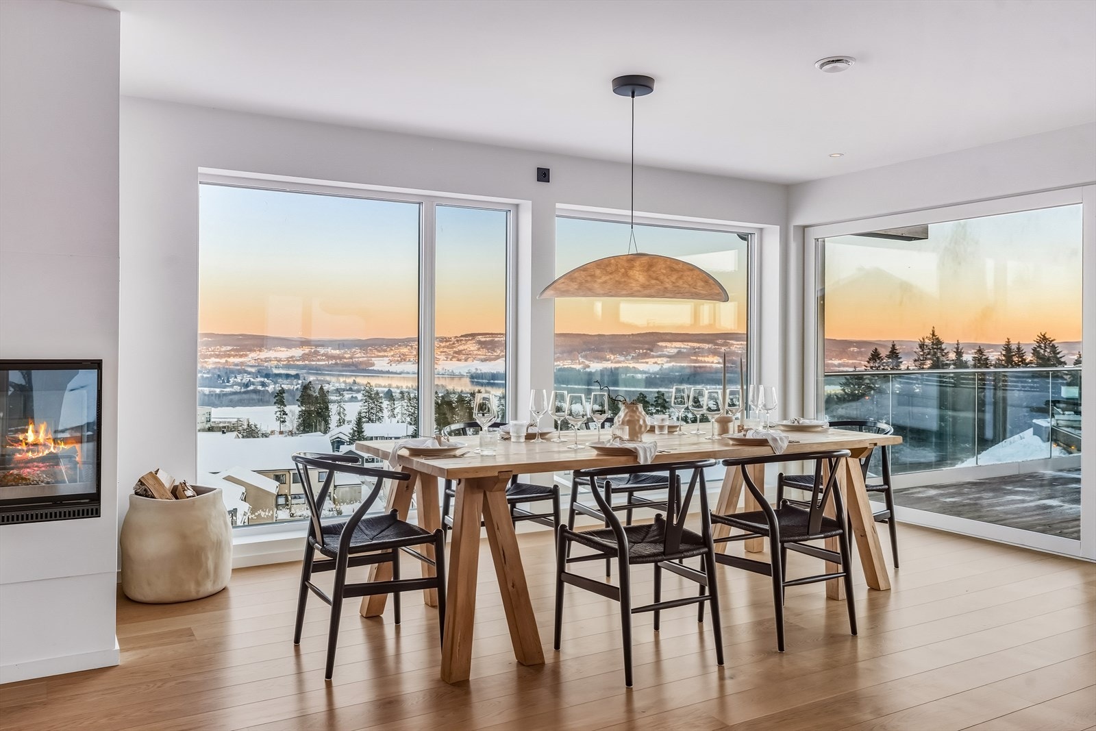 Åpen og luftig spiseplass med panoramautsikt som setter stemningen fra morgen til kveld. Galleribilde