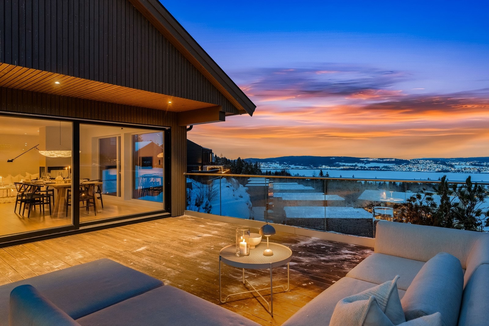 Delvis overbygget terrasse som forlenger utesesongen og skaper lun stemning. Galleribilde