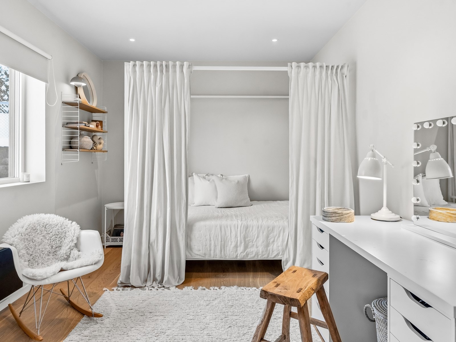 Boligen har totalt 5 soverom, 4 i 1. etasje og ett i 2. etasje. Galleribilde