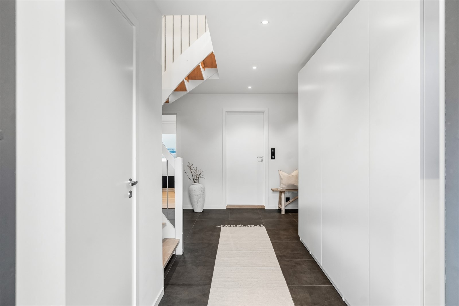 Hall og gang binder etasjene sammen med et ryddig og elegant uttrykk. Galleribilde