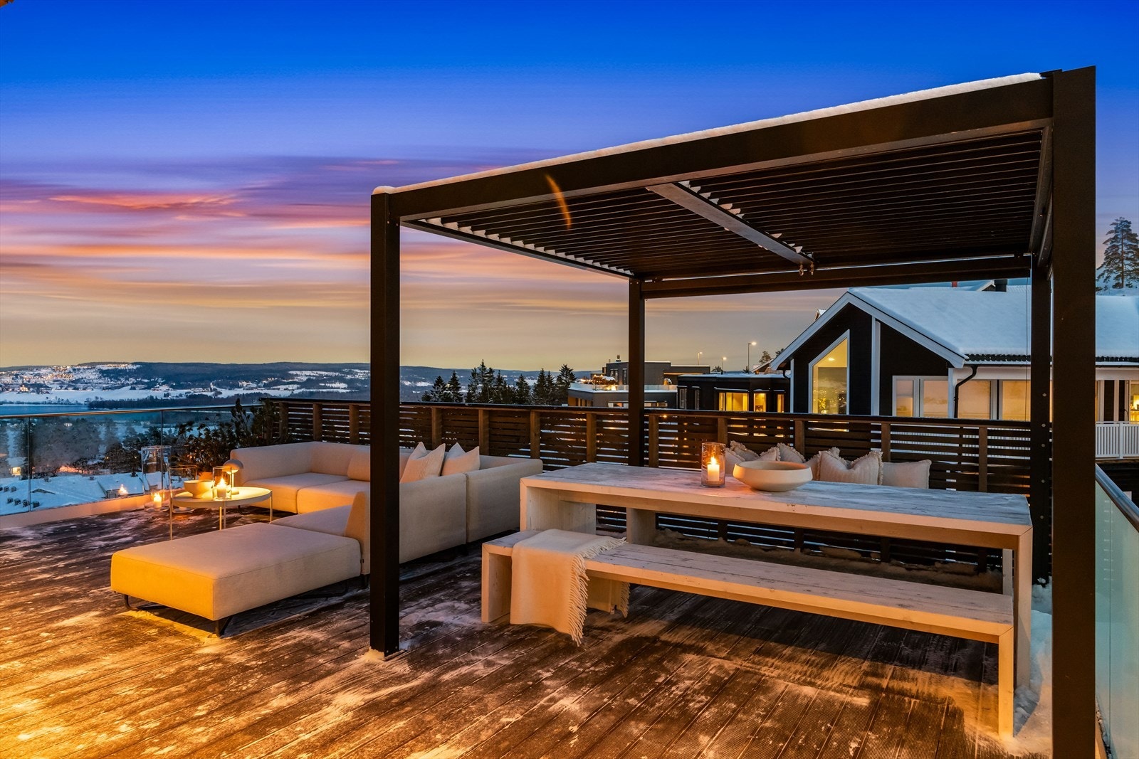 Terrassen er et naturlig samlingspunkt på varme dager, med plass til både avslapning og sosiale kvelder. Galleribilde