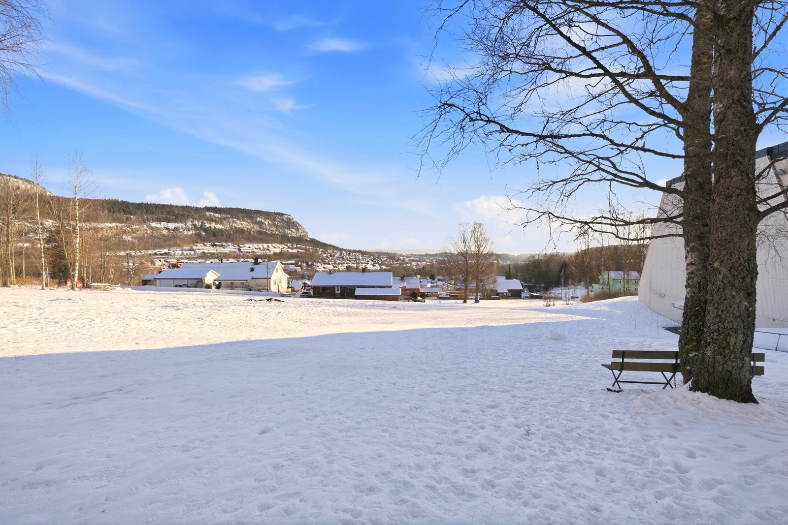 Til leiligheten er det enkel adkomst med bil eller med områdets flotte offentlig transporttilbud, med nærmeste busstopp kun 4 minutter unna Galleribilde