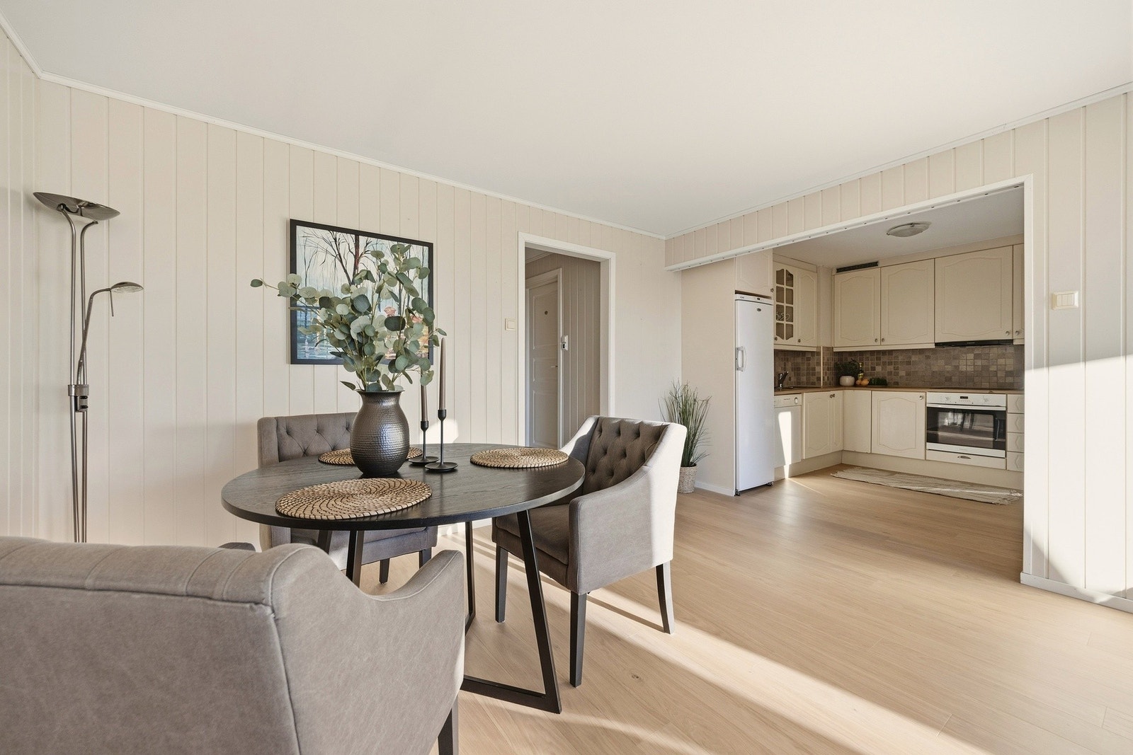 I tilknyttning til stuen og kjøkkenet er det god plass til langbord eller annen ønsket spisegruppe Galleribilde